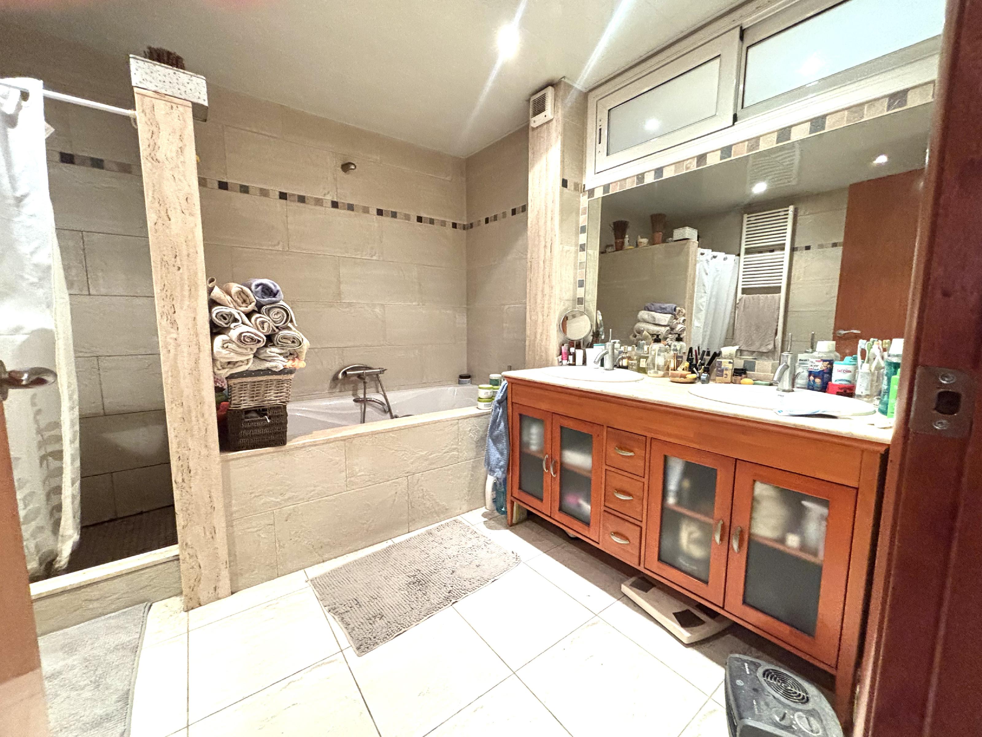 Imagen 9 Casa Adosada en venta en Sabadell / Zona centro junto todos lo servicios y transporte.