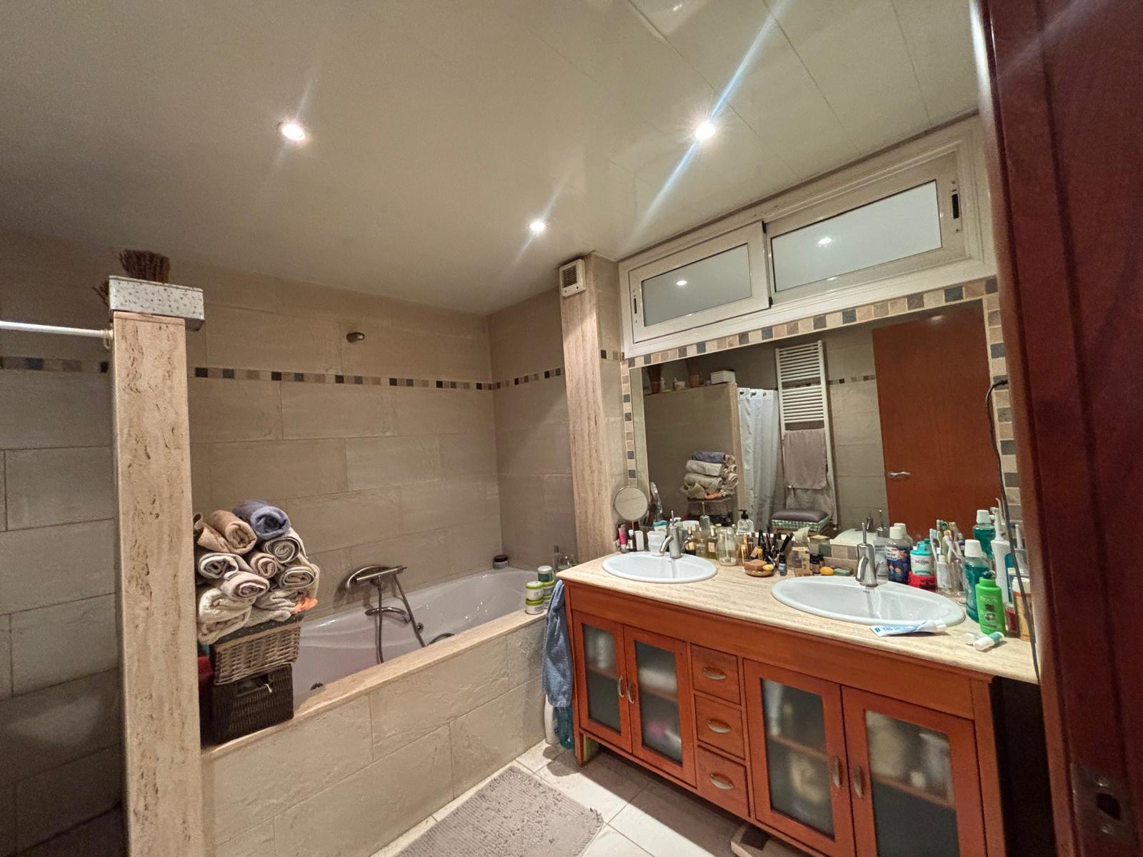 Imagen 23 Casa Adosada en venta en Sabadell / Zona centro junto todos lo servicios y transporte.