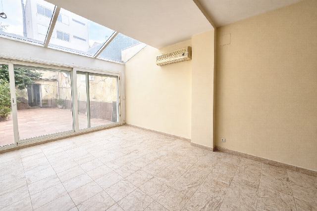 Imagen 1 Inmueble 297144 - Casa Adosada en venta en Sabadell / Zona centro junto todos lo servicios y transporte.