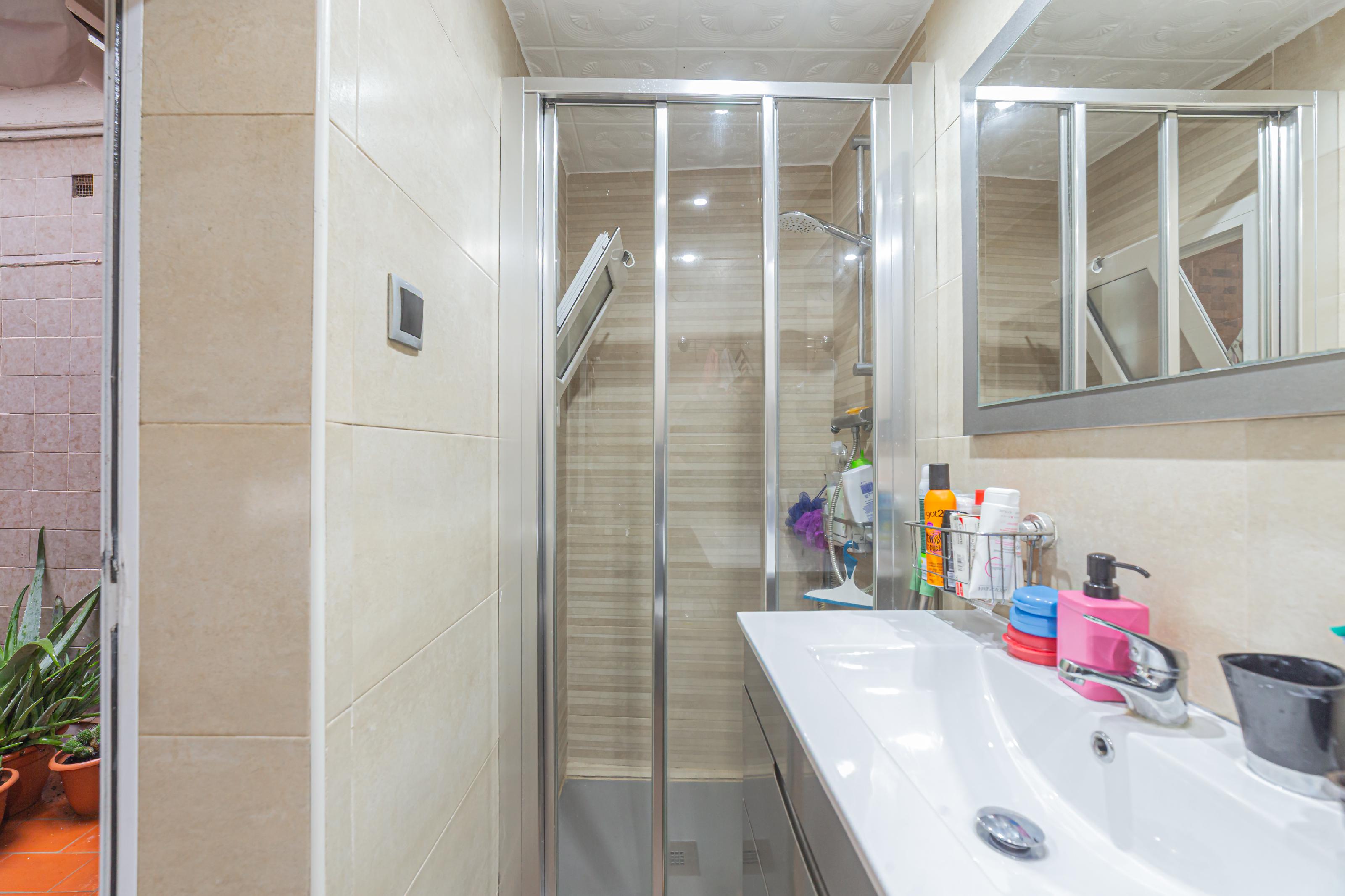 Imagen 10 Casa en venta en Barcelona / Alavarado frente metro L3 Roquetes