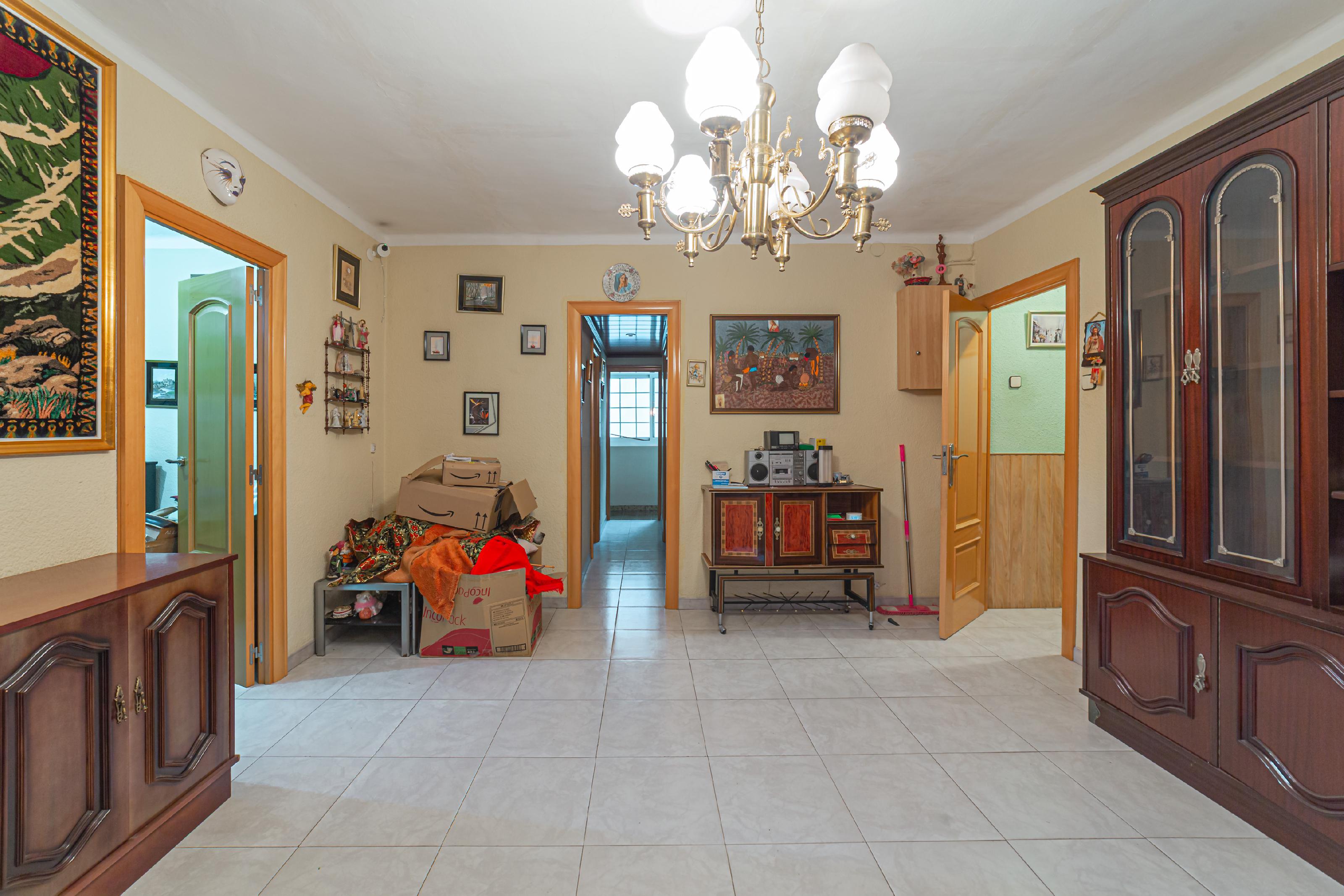 Imagen 3 Casa en venta en Barcelona / Alavarado frente metro L3 Roquetes