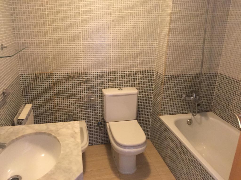 Imagen 13 Piso en venta en Girona / Pis semi-nou de 102m2 al costat del Col·legi Marta Mata