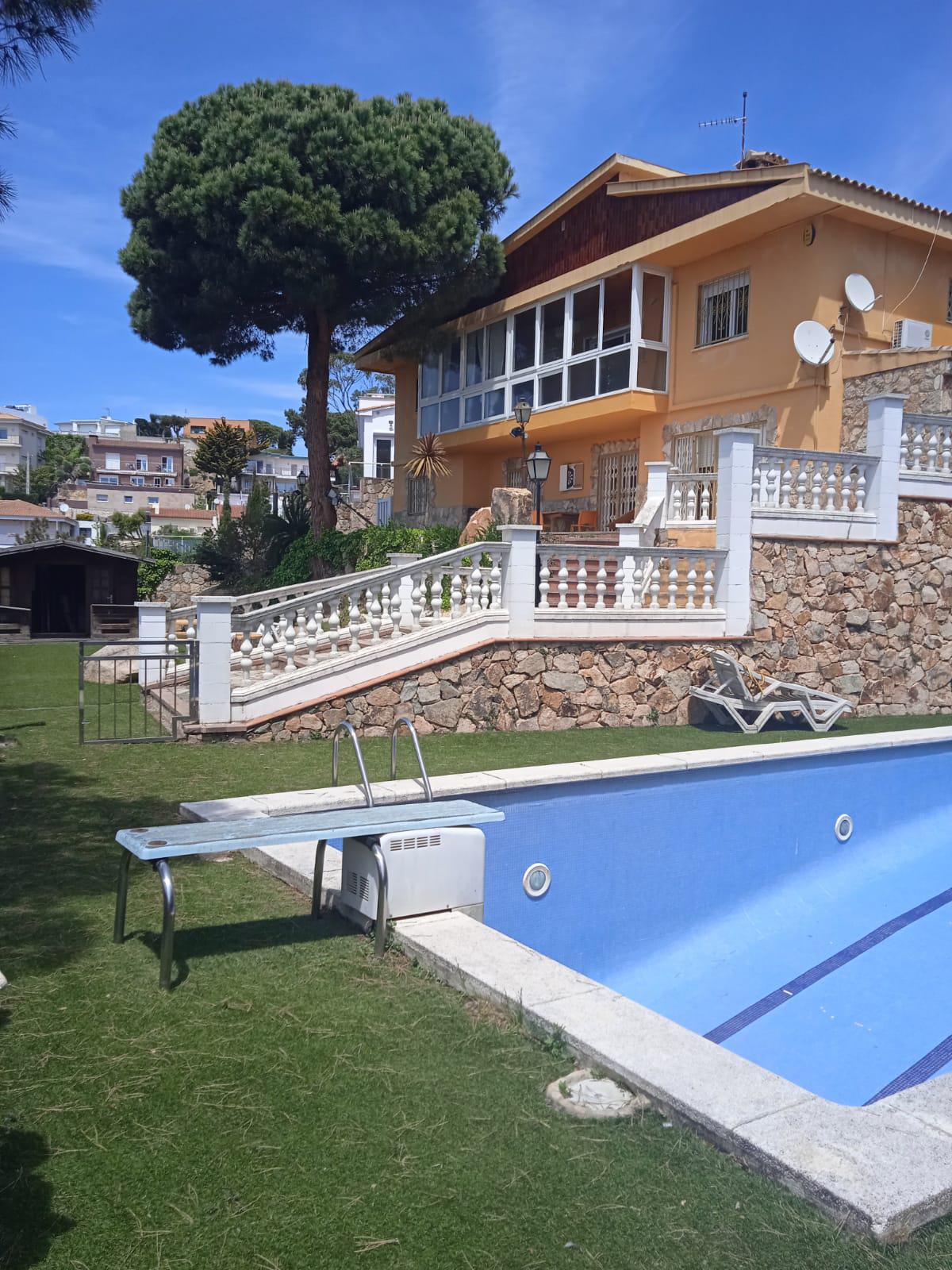 Imagen 1 Casa Aislada en venta en Lloret De Mar / Fantastic Xalet amb vistes panoramiques  a Roca G...