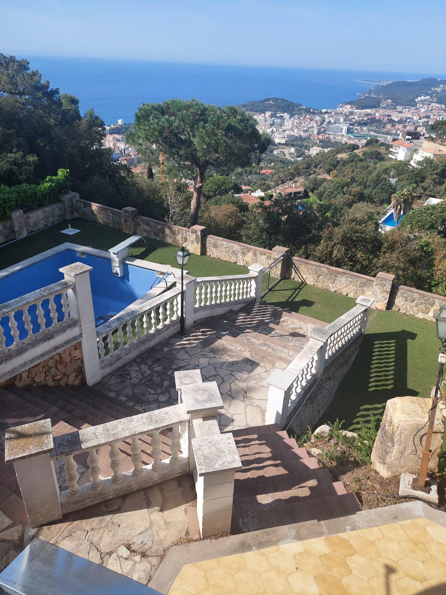 Imagen 3 Casa Aislada en venta en Lloret De Mar / Fantastic Xalet amb vistes panoramiques  a Roca G...