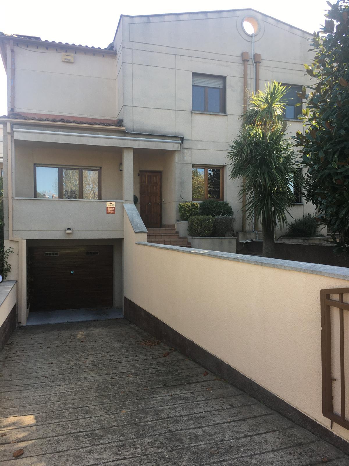 Imagen 3 Casa Adosada en venta en Girona / Casa adosada  esquinera de 234 m² en Palau con jardin