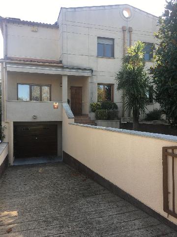 Imagen 3 Inmueble 288228 - Casa Adosada en venta en Girona / Casa adosada  esquinera de 234 m² en Palau con jardin