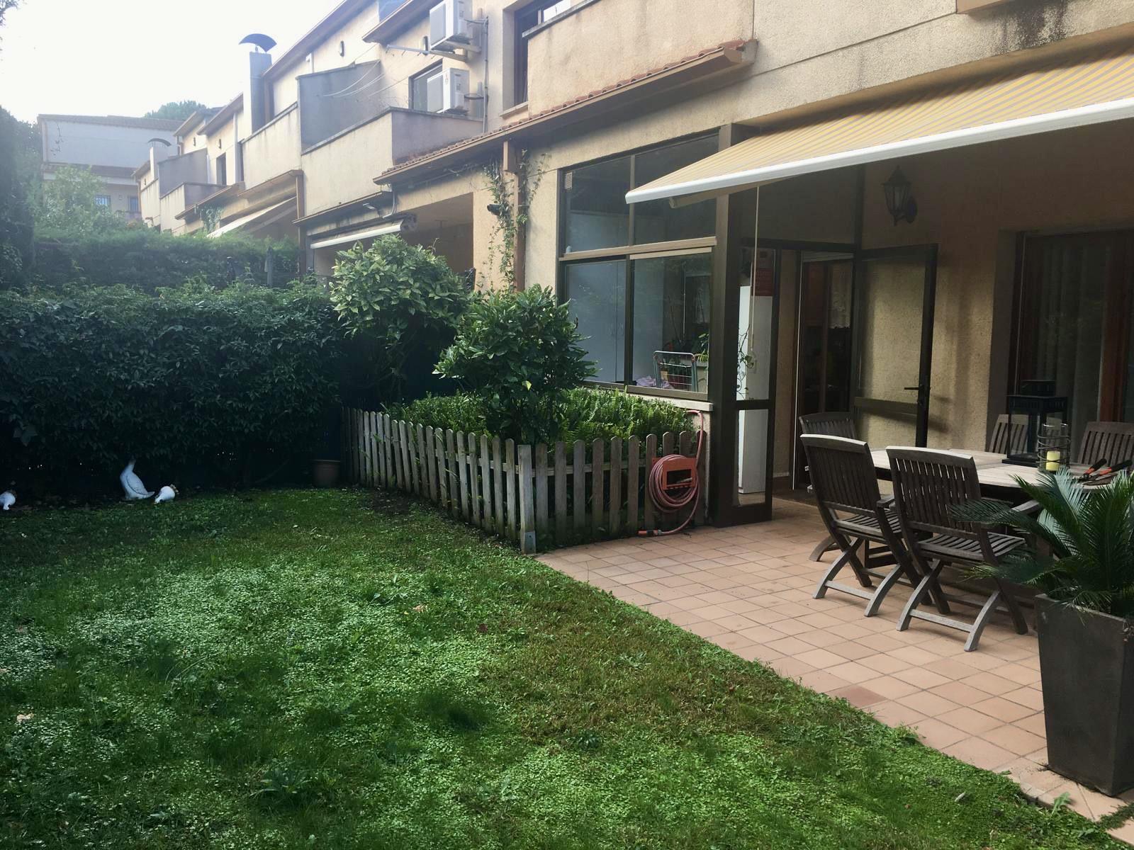 Imagen 4 Casa Adosada en venta en Girona / Casa adosada  esquinera de 234 m² en Palau con jardin