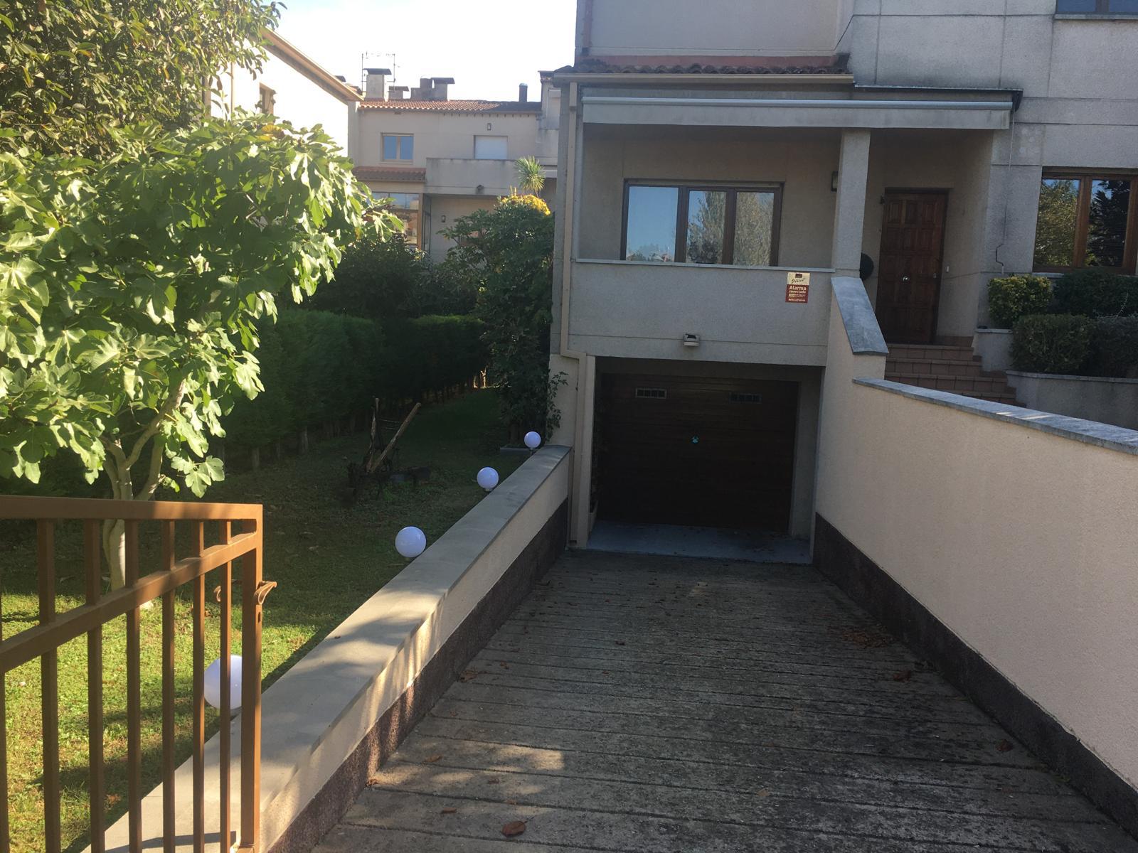 Imagen 2 Casa Adosada en venta en Girona / Casa adosada  esquinera de 234 m² en Palau con jardin