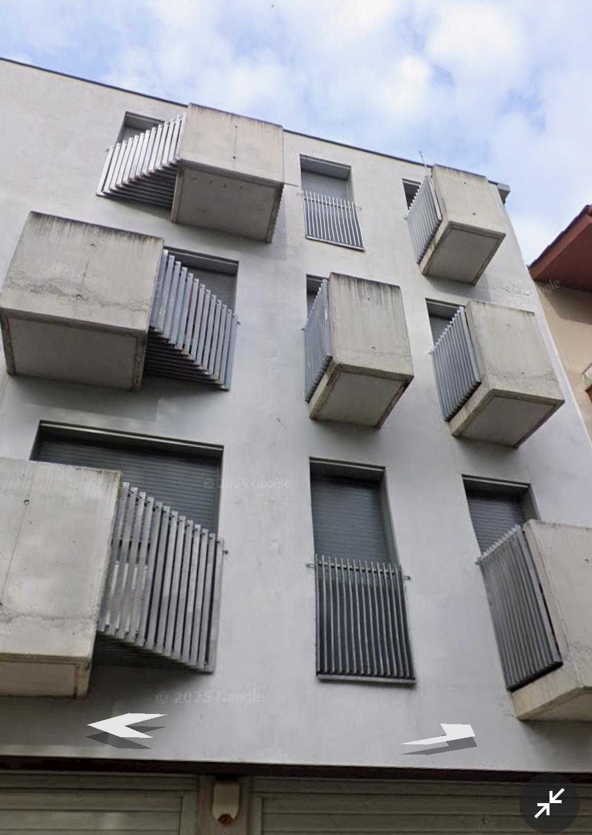 Imagen 3 Piso en venta en Salt / Piso Okupado de 77m2 al lado del Polideportivo de Salt