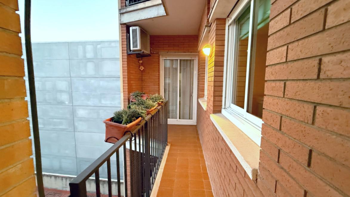 Imagen 3 Piso en venta en Cornellà De Llobregat / Junto Can Mercader