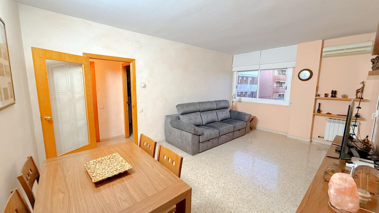 Imagen 6 Piso en venta en Cornellà De Llobregat / Junto Can Mercader
