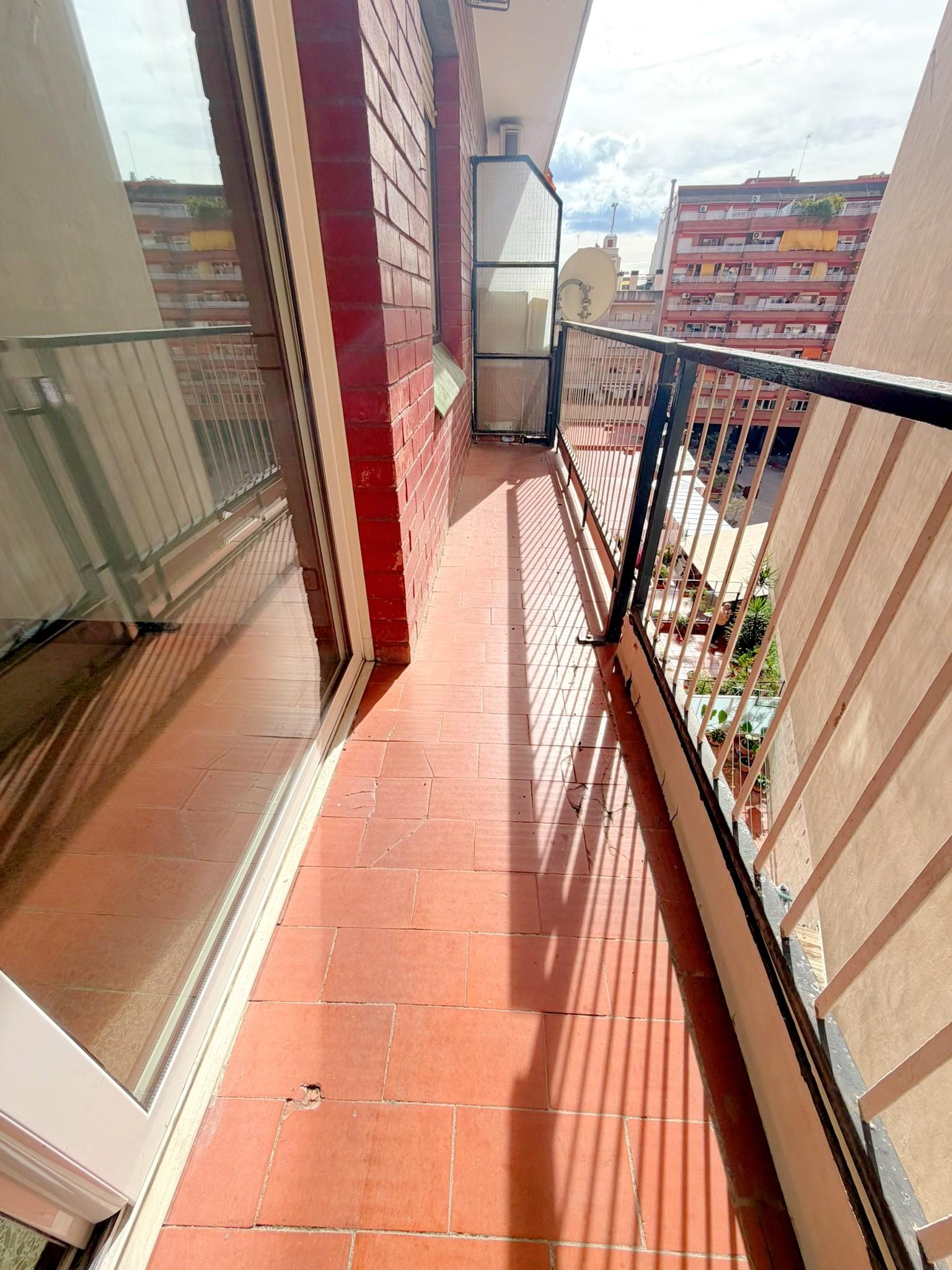 Imagen 2 Piso en venta en Hospitalet De Llobregat L´ / Junto Metro L1 Santa Eulalia