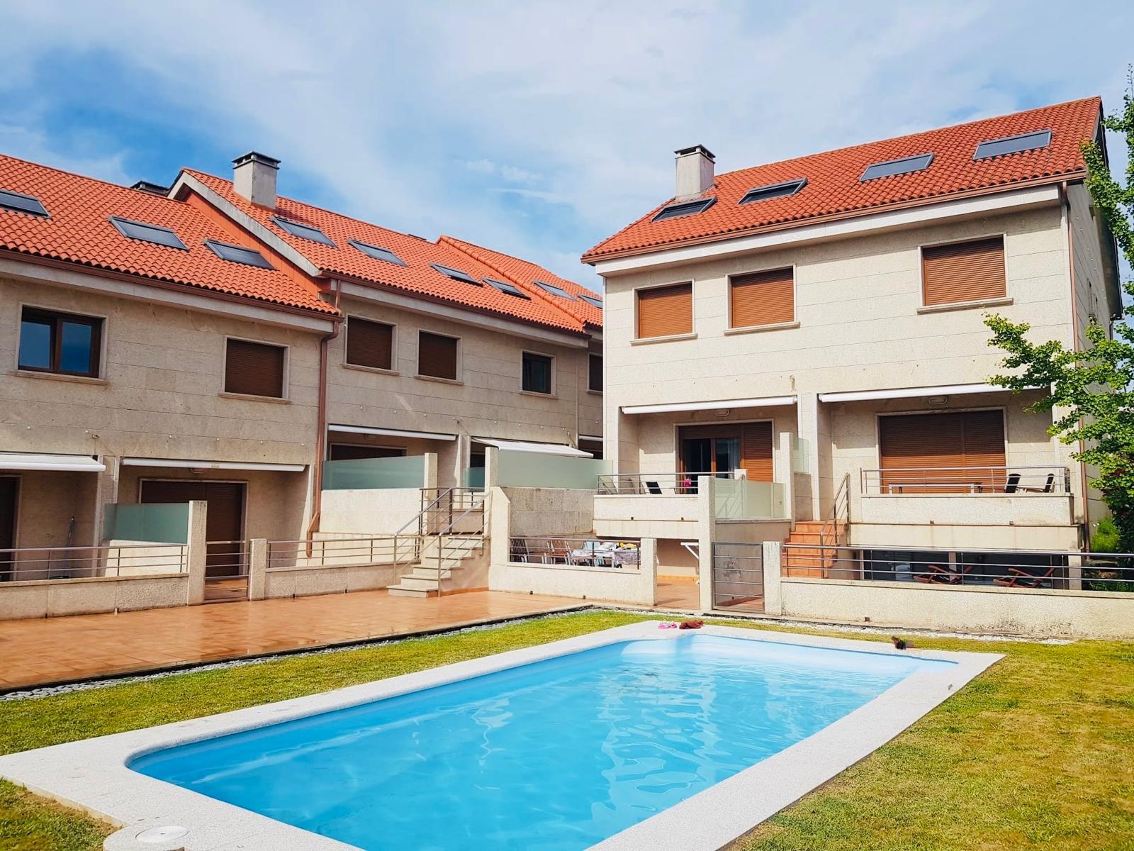 Imagen 20 Casa Adosada en venta en Sanxenxo / A 900 metros de la playa, el paseo  de Silgar