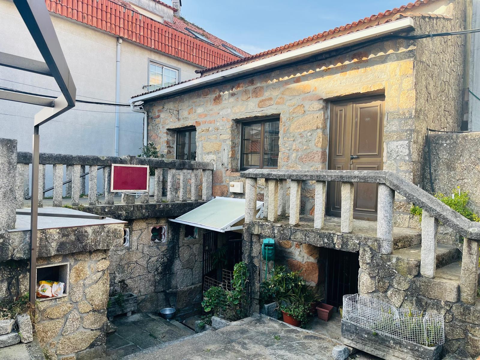 Imagen 1 Casa Pareada en venta en Vilagarcía De Arousa / Próximo a la farmacia de la zona
