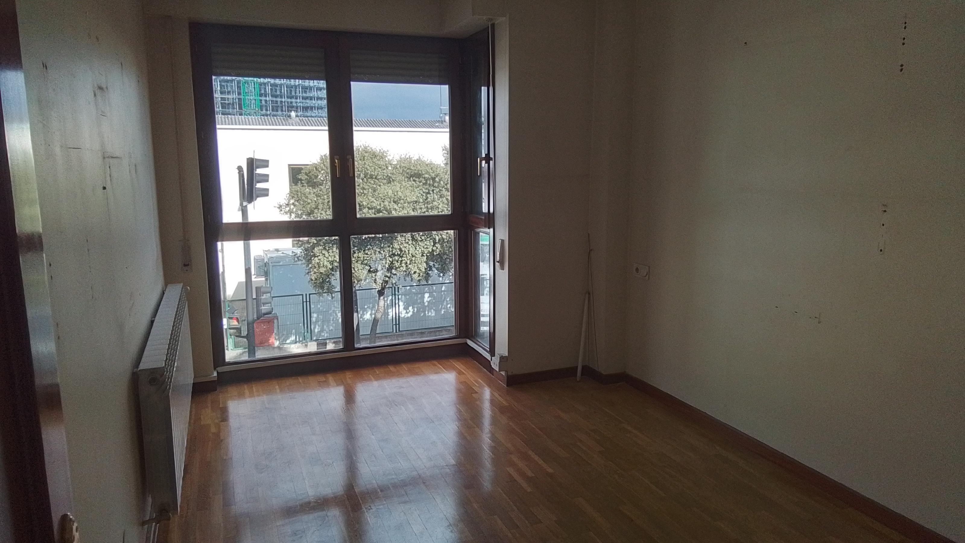 Imagen 1 Casa Adosada en venta en Vitoria-gasteiz / Amplia vivienda adosada en zona protegida 