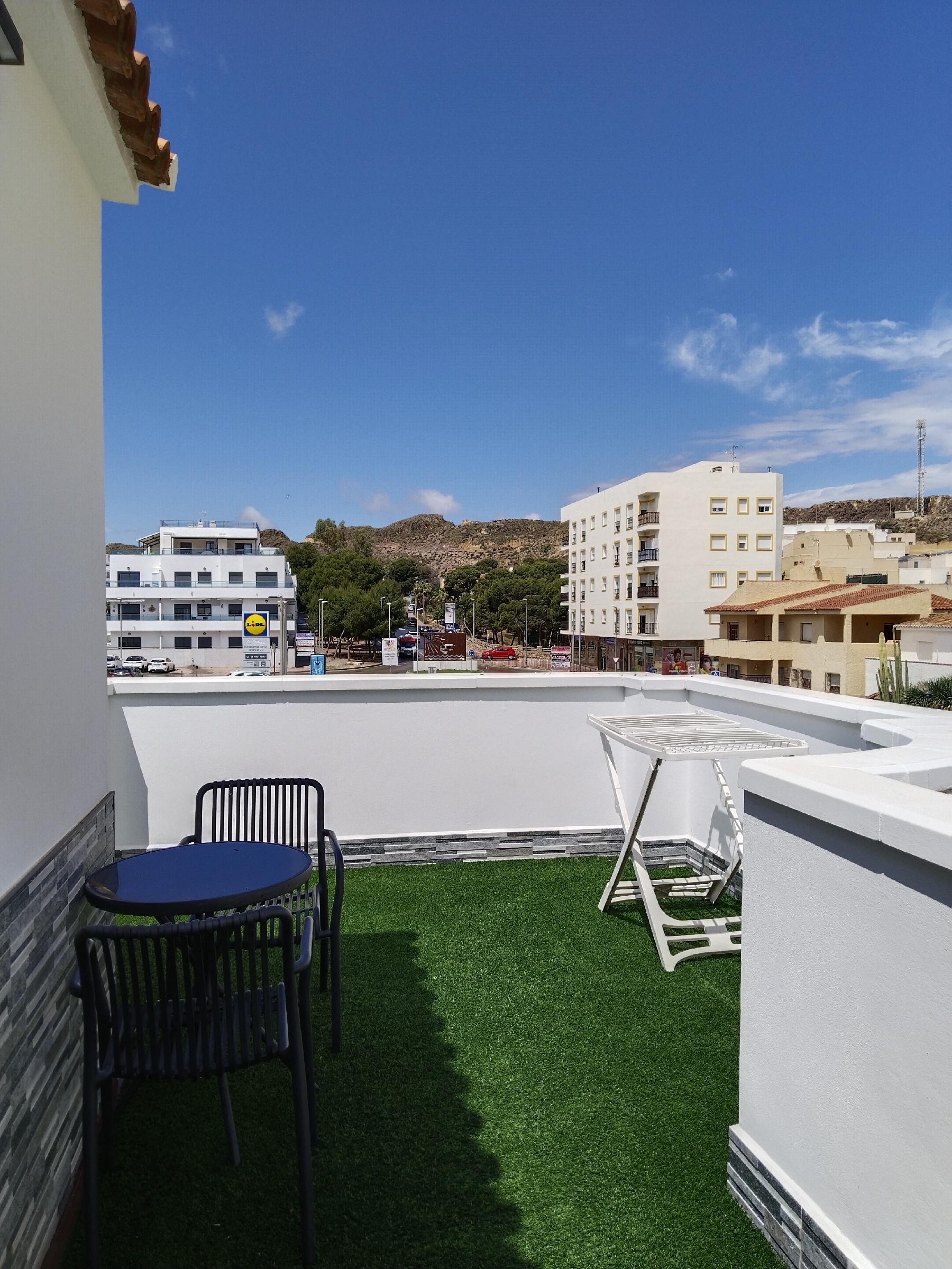 Imagen 1 Apartamento en alquiler en Garrucha / Vivienda en esquina, cerca de todos los servicios.