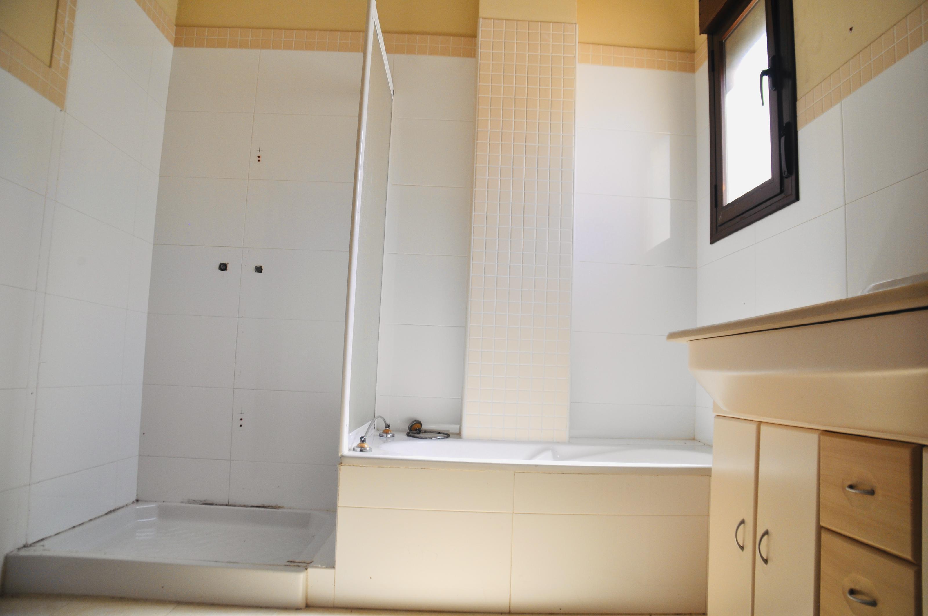 Imagen 10 Casa Adosada en venta en Ayamonte / Junto al Centro Comercial La Plaza.