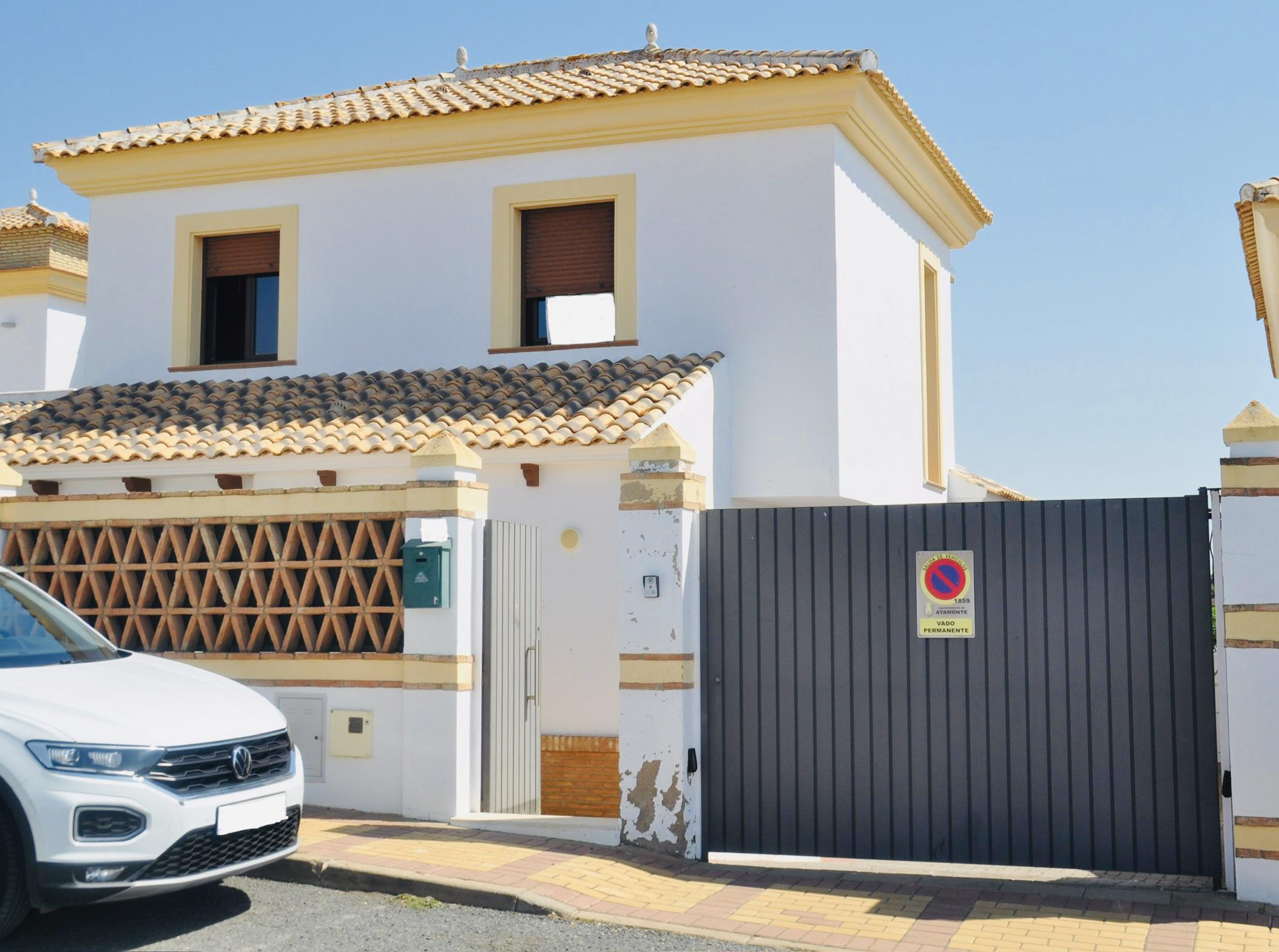 Imagen 12 Casa Adosada en venta en Ayamonte / Junto al Centro Comercial La Plaza.