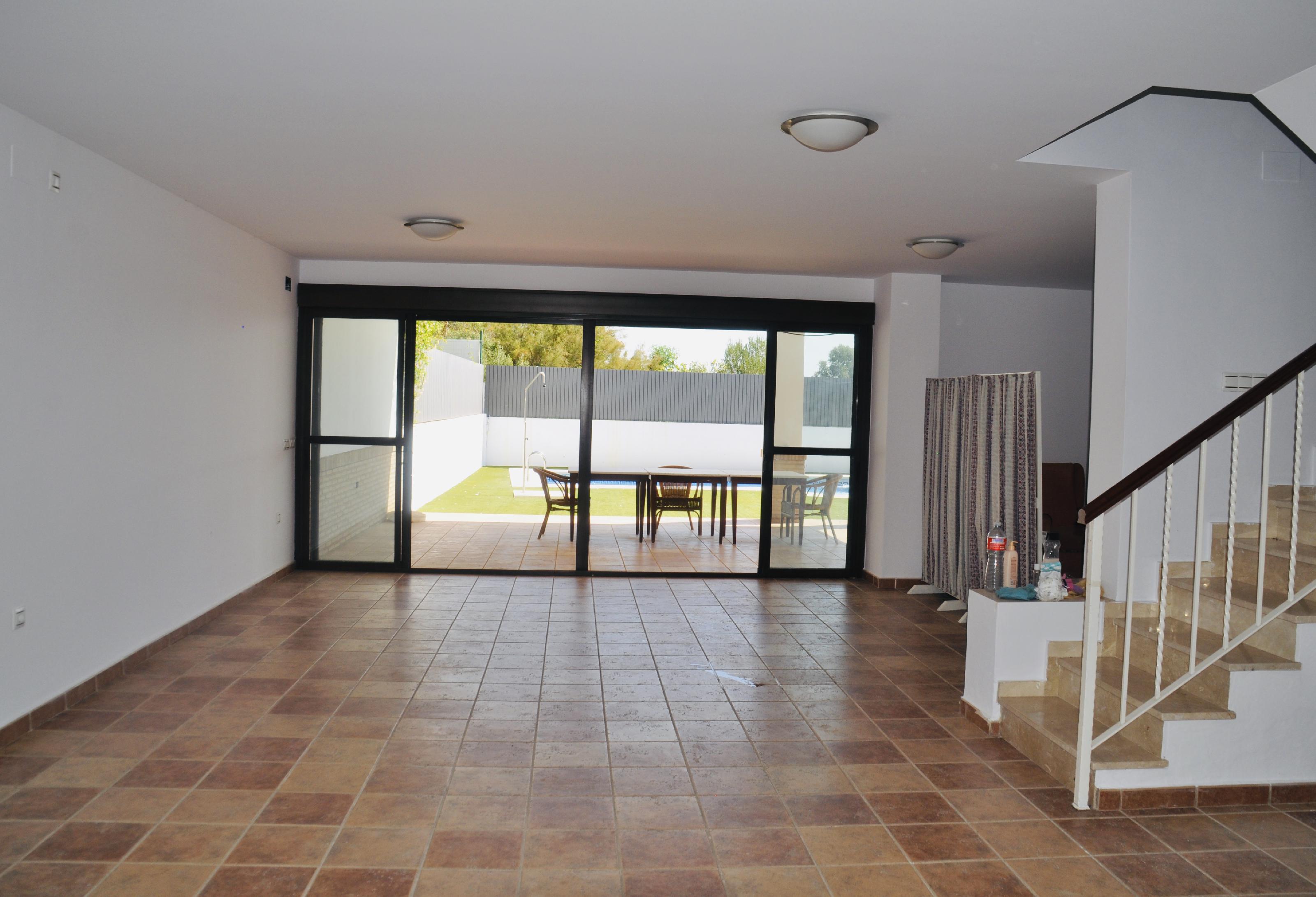 Imagen 16 Casa Adosada en venta en Ayamonte / Junto al Centro Comercial La Plaza.