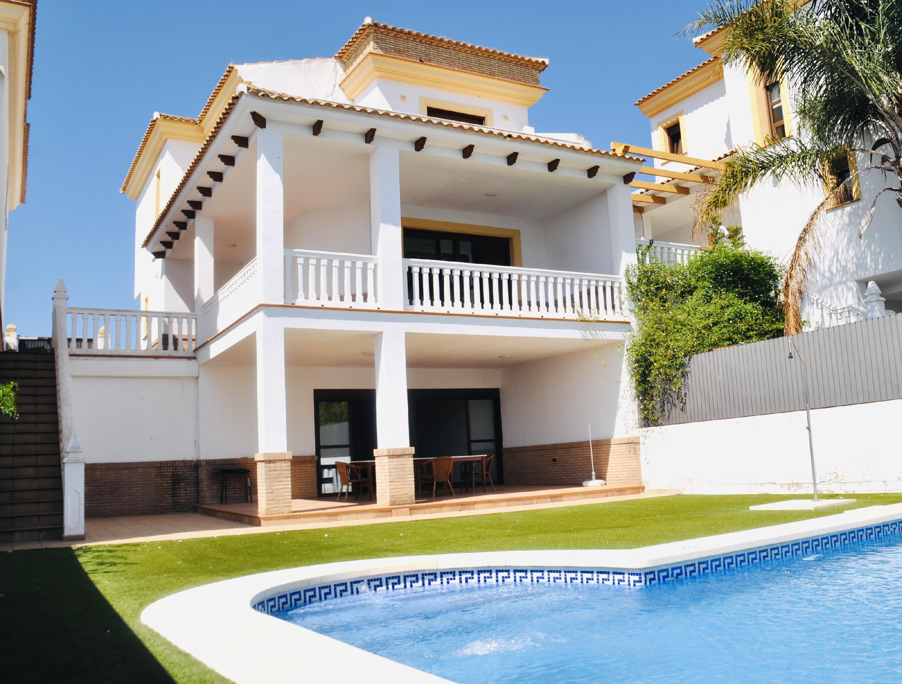 Imagen 1 Casa Adosada en venta en Ayamonte / Junto al Centro Comercial La Plaza.