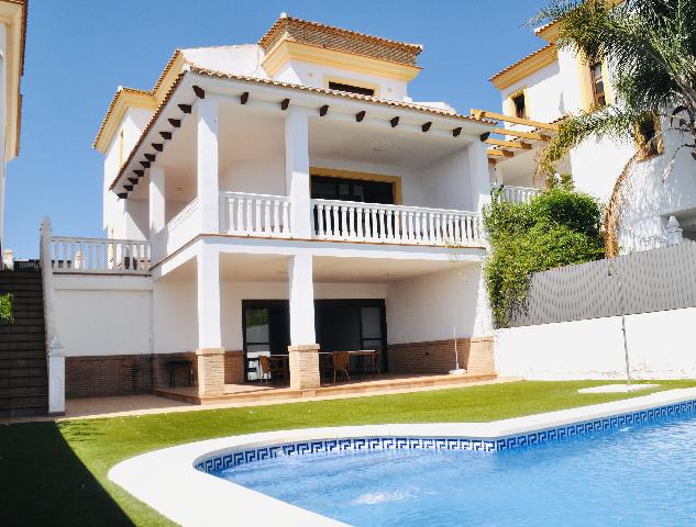 Imagen 1 Inmueble 295294 - Casa Adosada en venta en Ayamonte / Junto al Centro Comercial La Plaza.