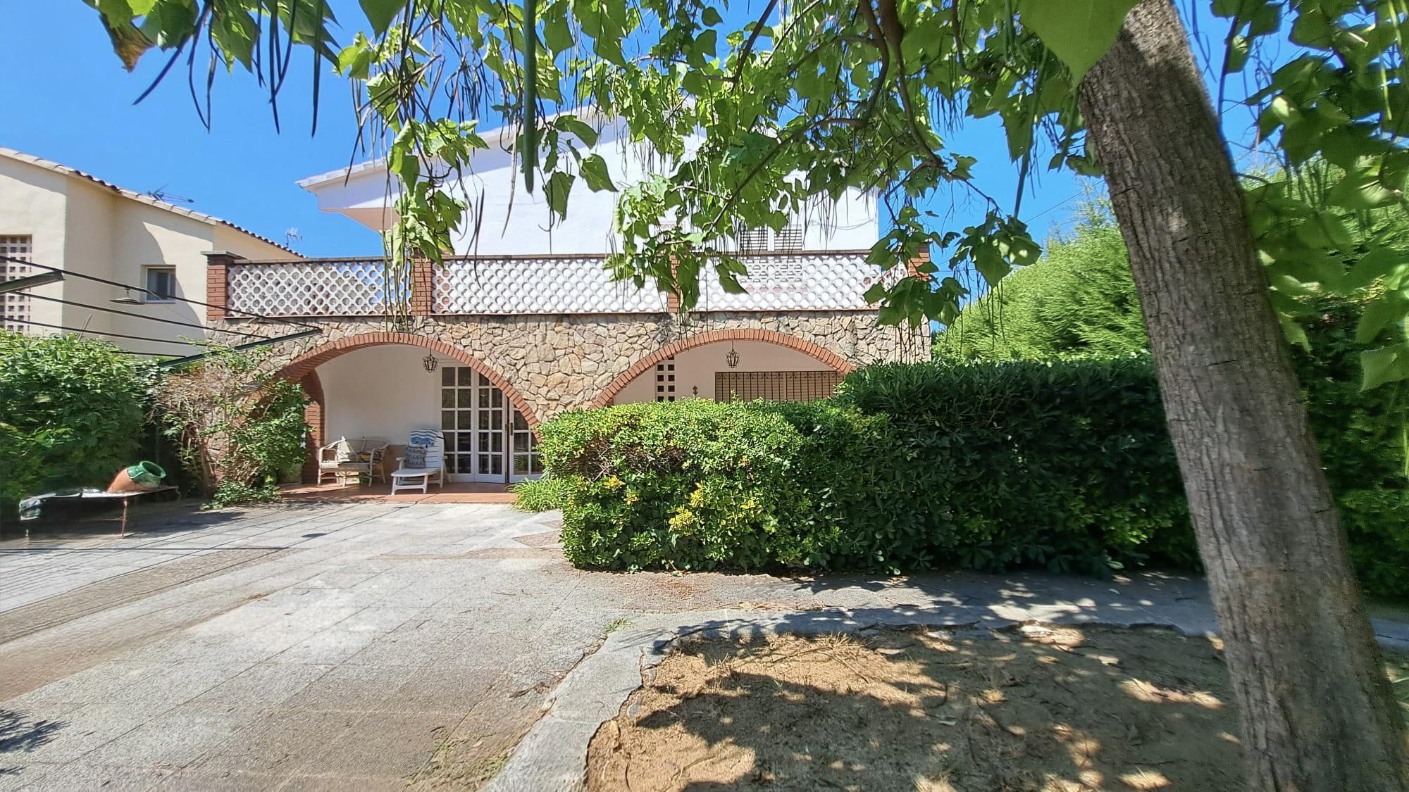 Imagen 1 Casa Aislada en venta en Pineda De Mar / Can Cornet, fácil acceso a tan solo 2 minutos de n-ii.