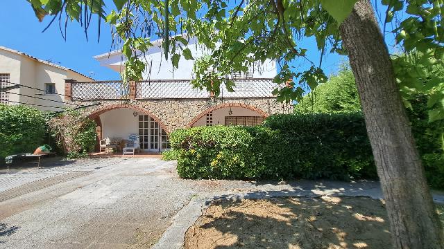 Imagen 1 Inmueble 287744 - Casa Aislada en venta en Pineda De Mar / Can Cornet, fácil acceso a tan solo 2 minutos de n-ii.