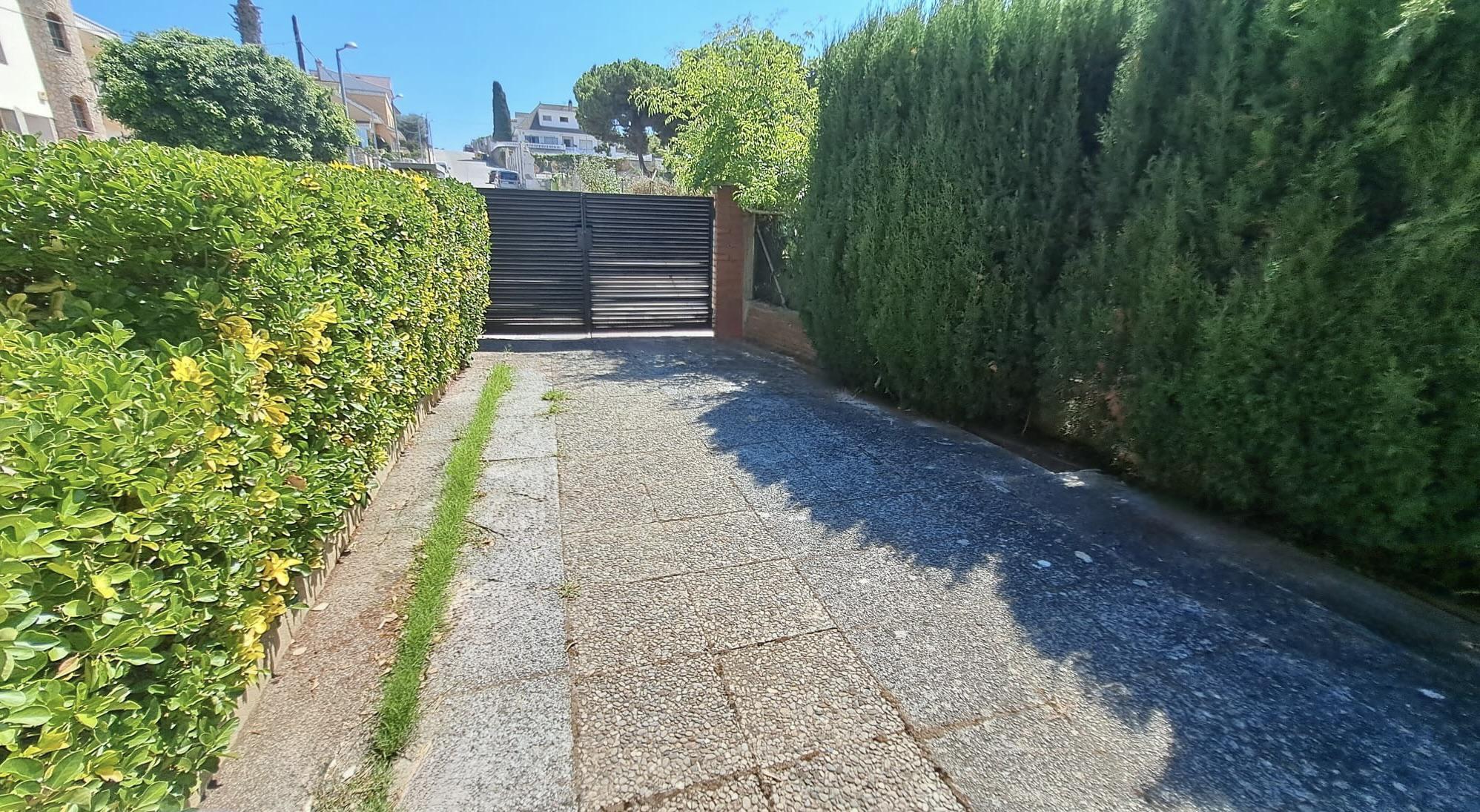 Imagen 5 Casa Aislada en venta en Pineda De Mar / Can Cornet, fácil acceso a tan solo 2 minutos de n-ii.