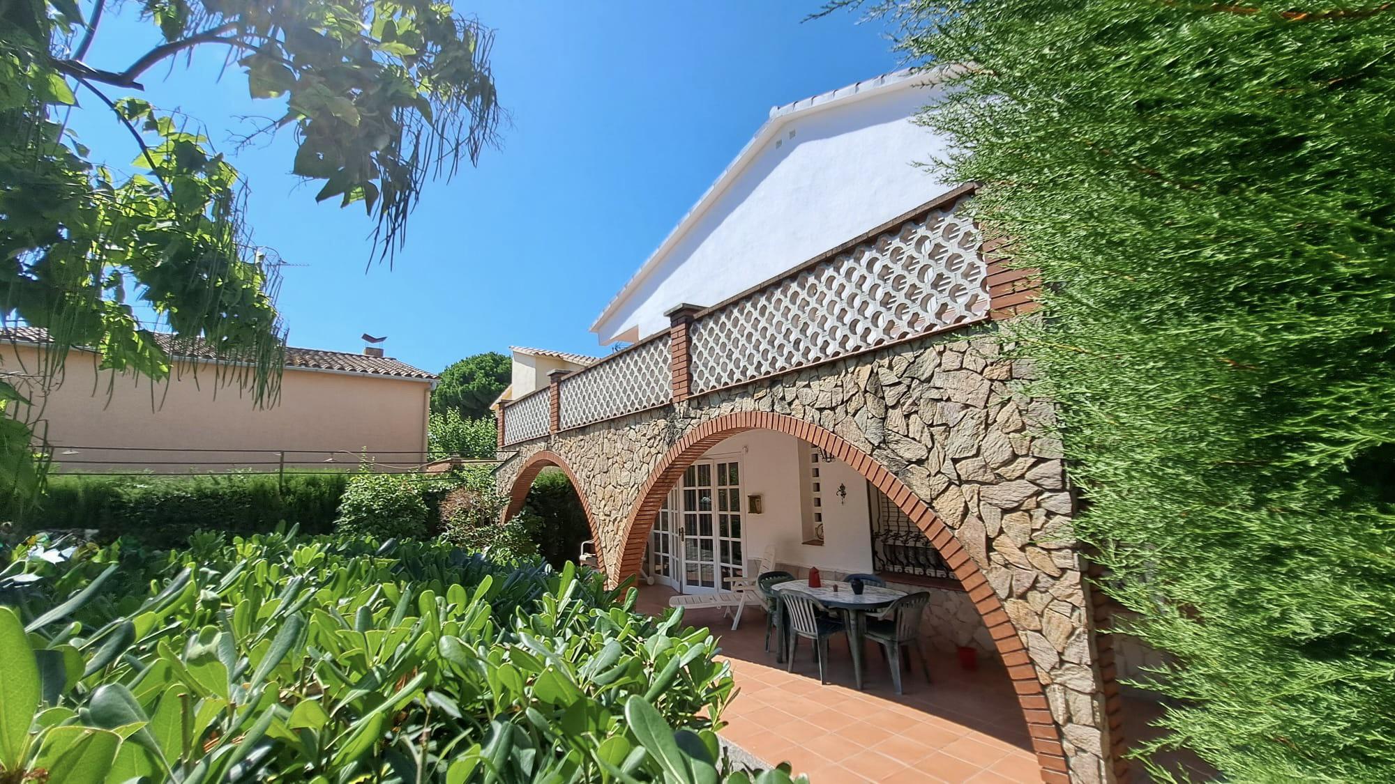 Imagen 3 Casa Aislada en venta en Pineda De Mar / Can Cornet, fácil acceso a tan solo 2 minutos de n-ii.