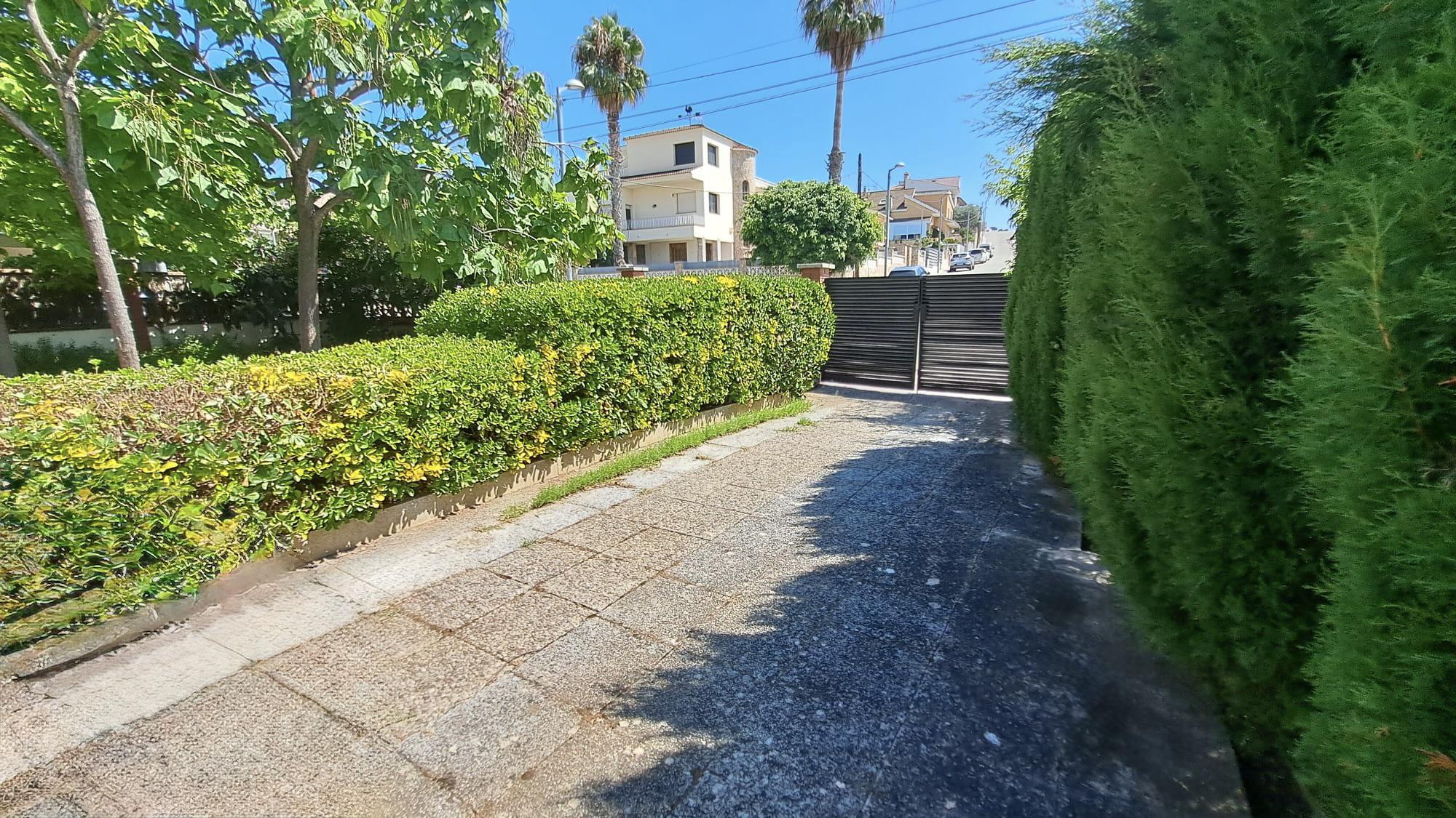 Imagen 4 Casa Aislada en venta en Pineda De Mar / Can Cornet, fácil acceso a tan solo 2 minutos de n-ii.