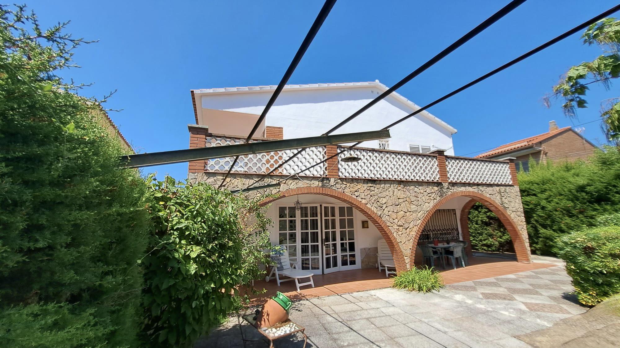 Imagen 2 Casa Aislada en venta en Pineda De Mar / Can Cornet, fácil acceso a tan solo 2 minutos de n-ii.