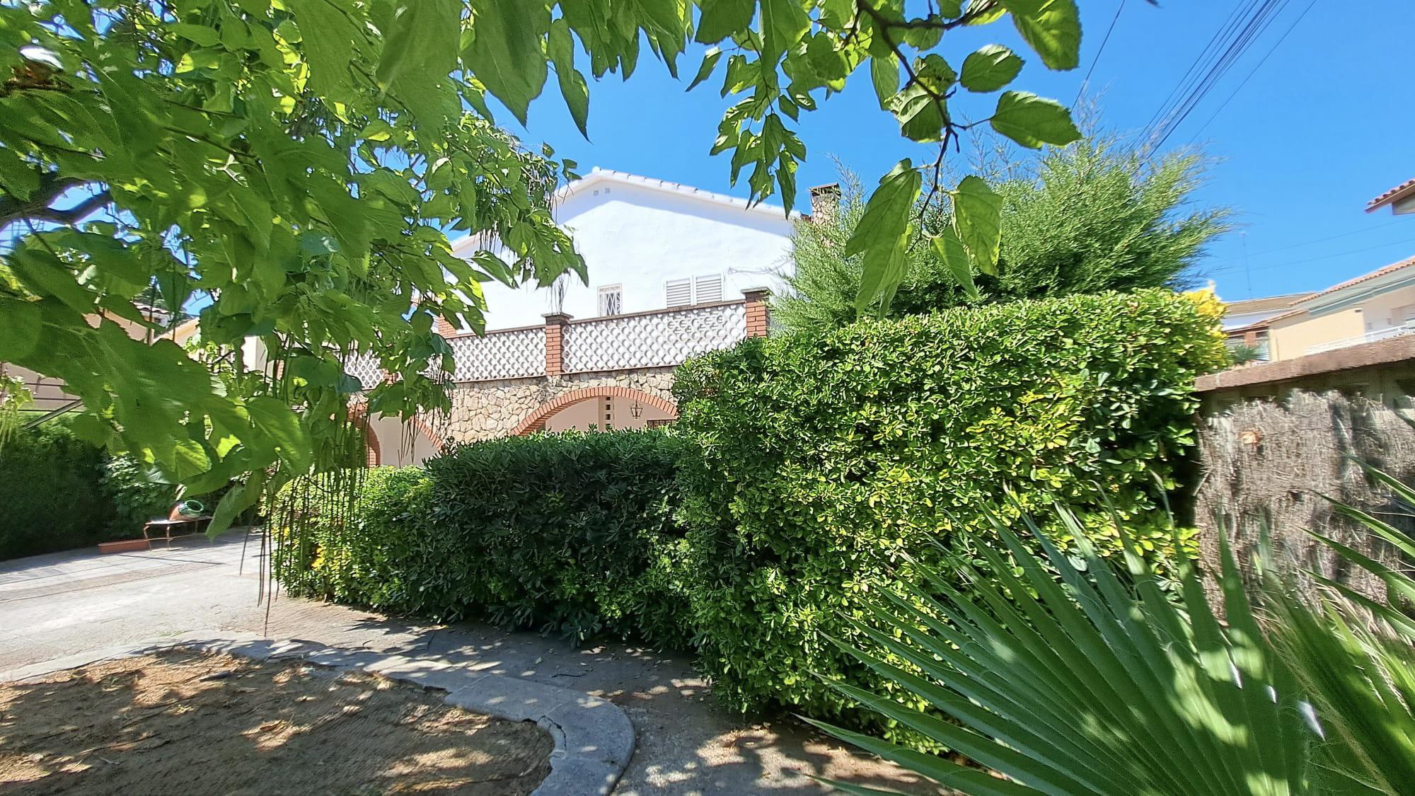 Imagen 8 Casa Aislada en venta en Pineda De Mar / Can Cornet, fácil acceso a tan solo 2 minutos de n-ii.