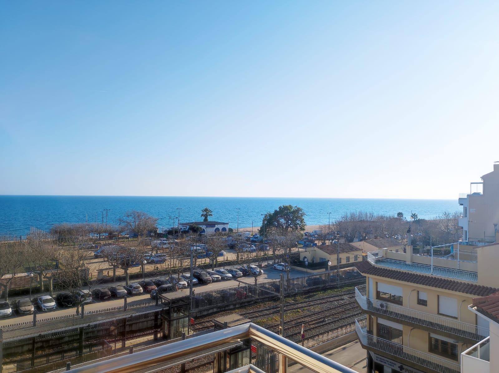 Imagen 1 Apto. Playa en venta en Calella / Frente a la estación de tren de Renfe Rodalies.