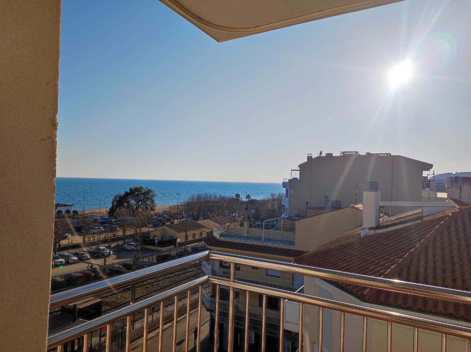 Imagen 3 Apto. Playa en venta en Calella / Frente a la estación de tren de Renfe Rodalies.