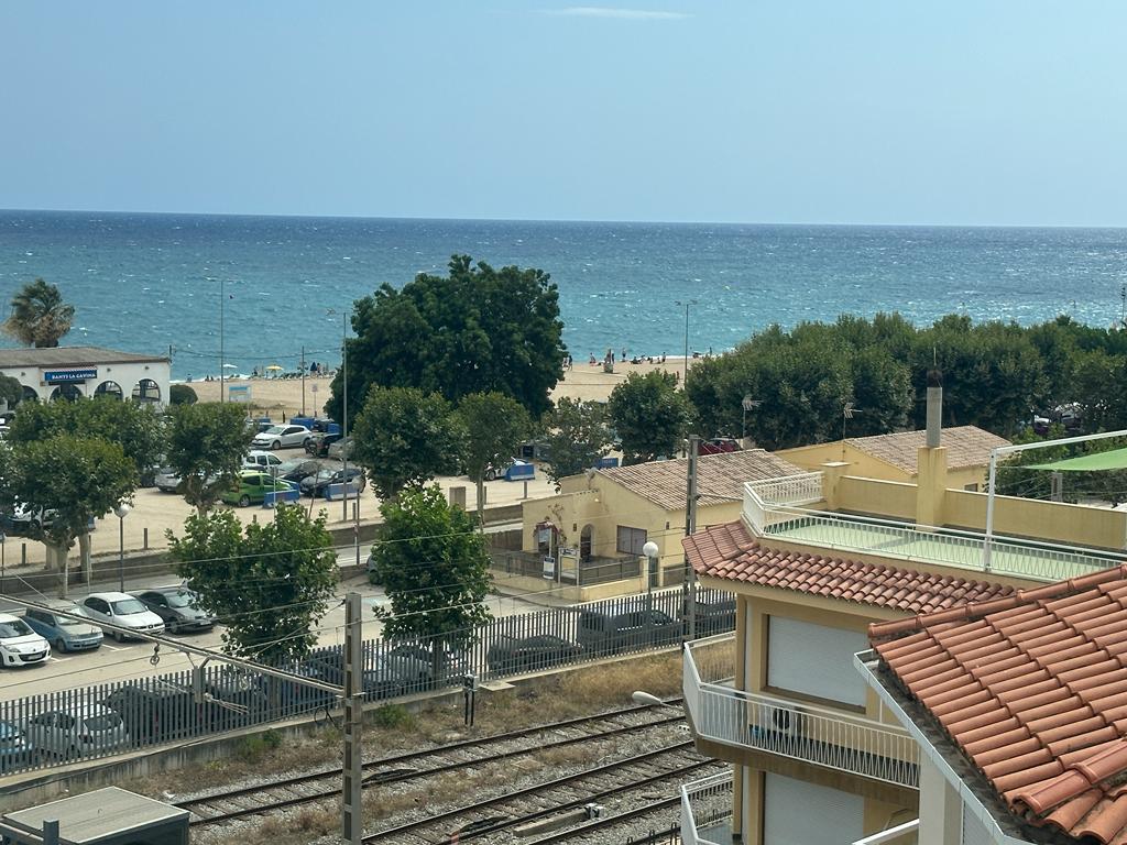 Imagen 2 Apto. Playa en venta en Calella / Frente a la estación de tren de Renfe Rodalies.