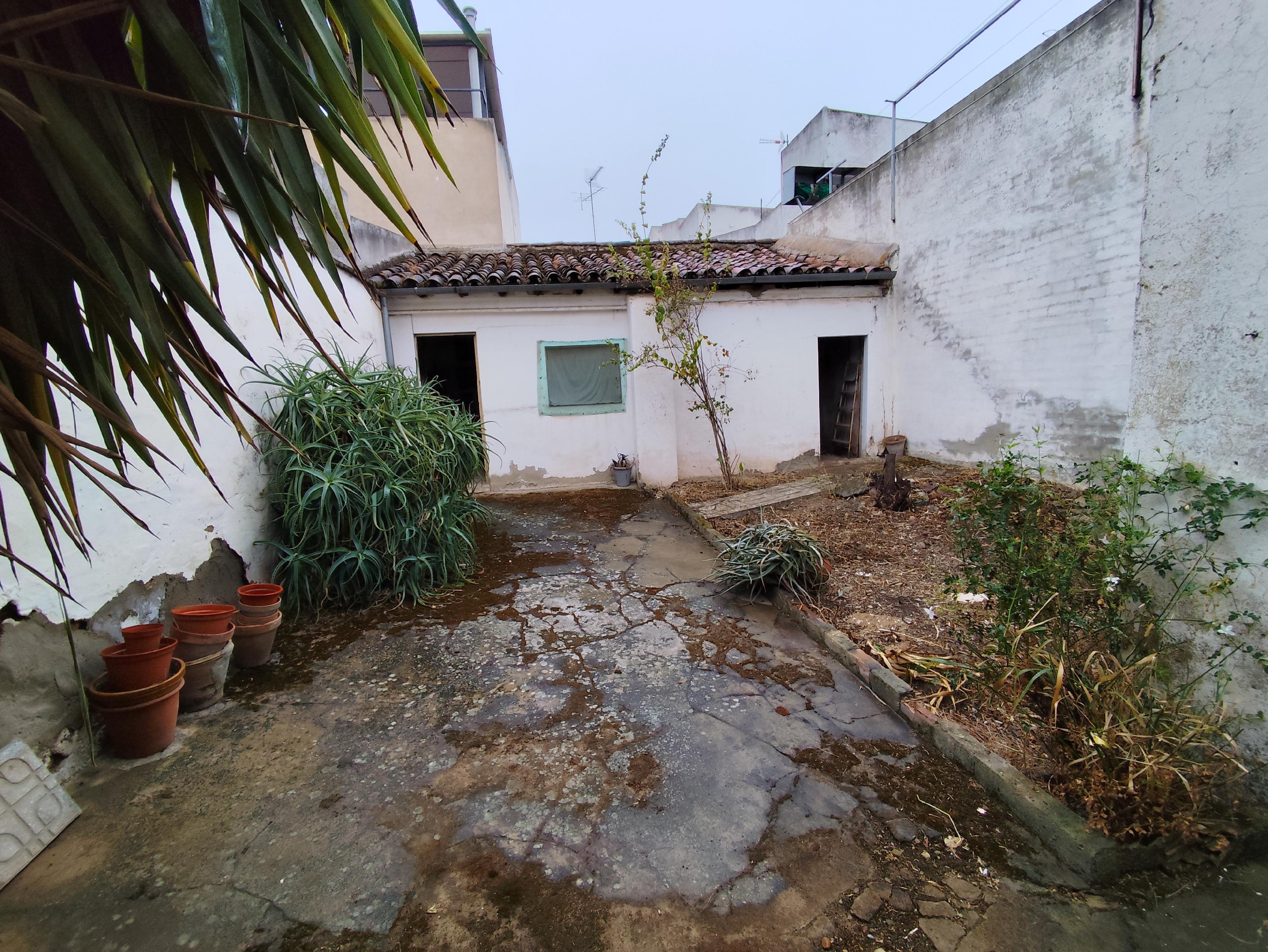 Imagen 1 Casa Aislada en venta en Almendralejo / Situado Junto a la Avenida de Santa Marta.