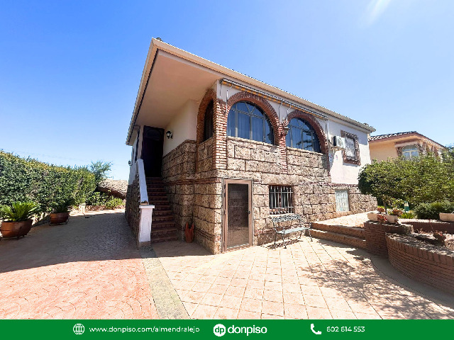 Imagen 1 Inmueble 297127 - Casa Adosada en venta en Almendralejo / Chalet en la mejor calle de San Marcos