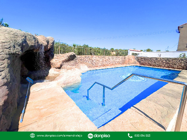 Imagen 3 Inmueble 297127 - Casa Adosada en venta en Almendralejo / Chalet en la mejor calle de San Marcos