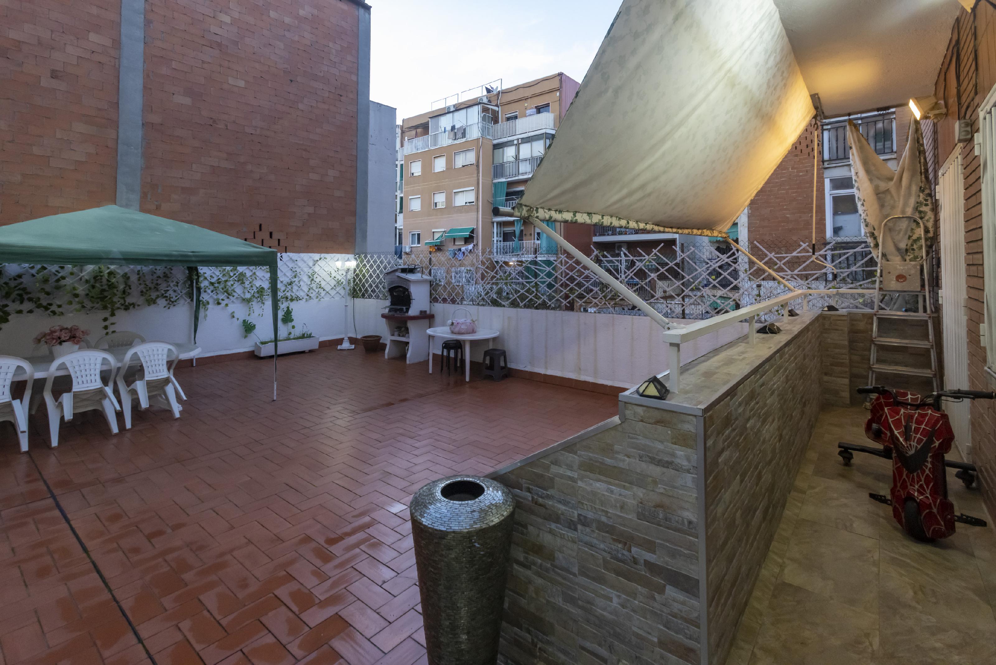 Imagen 3 Planta Baja en venta en Santa Coloma De Gramenet / Montigala, Barrio Puigfred