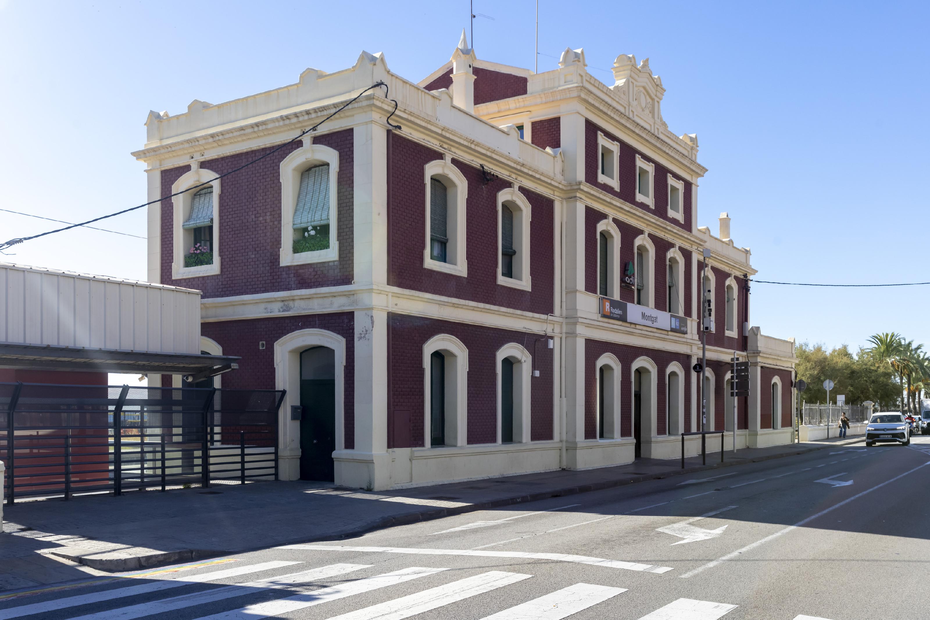 Imagen 2 Casa en venta en Montgat / Edificio en Montgat, Barcelona