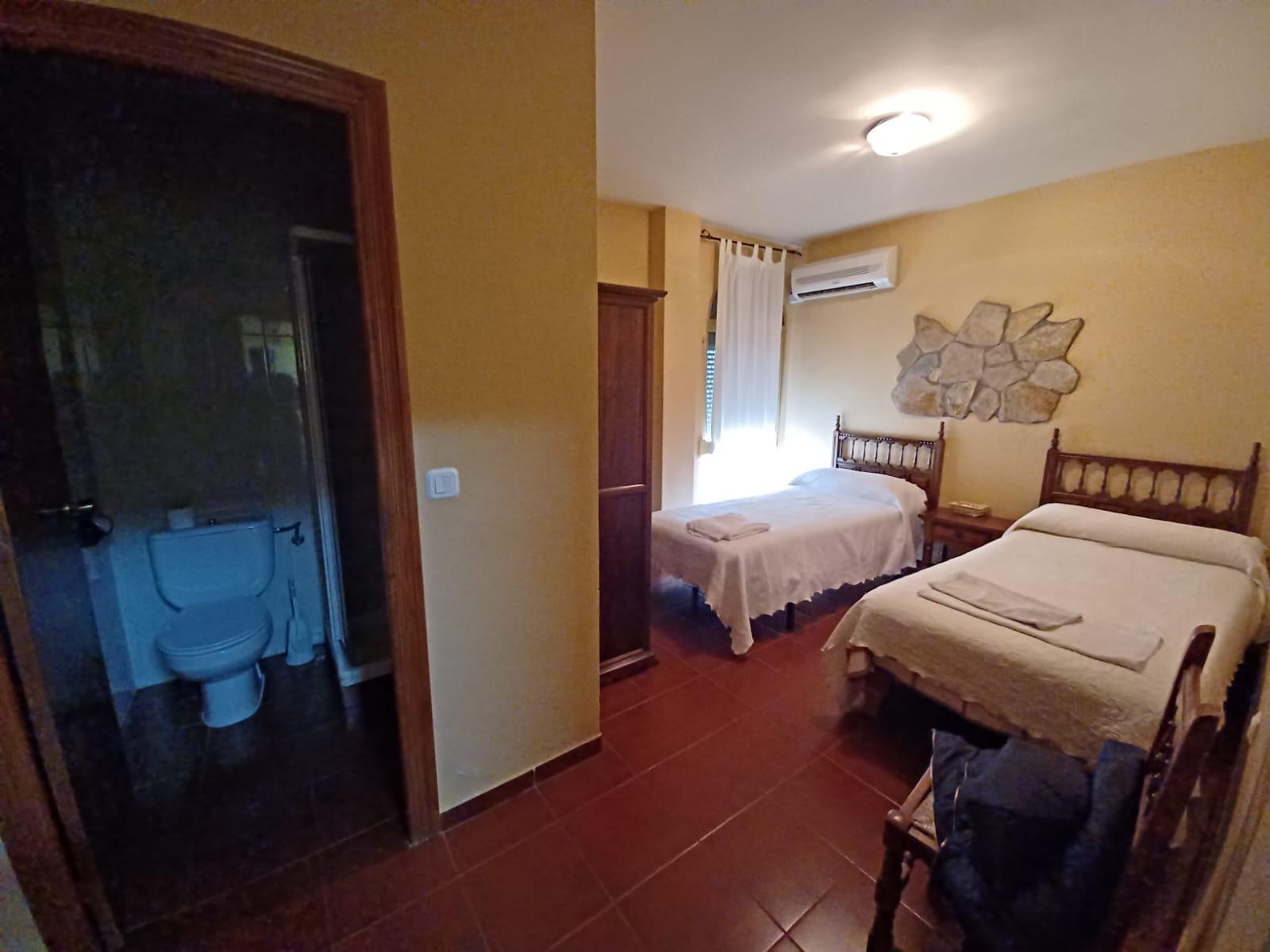 Imagen 10 Casa Aislada en venta en Navas Del Madroño / Pasando el desvío a Brozas, unos metros en la...