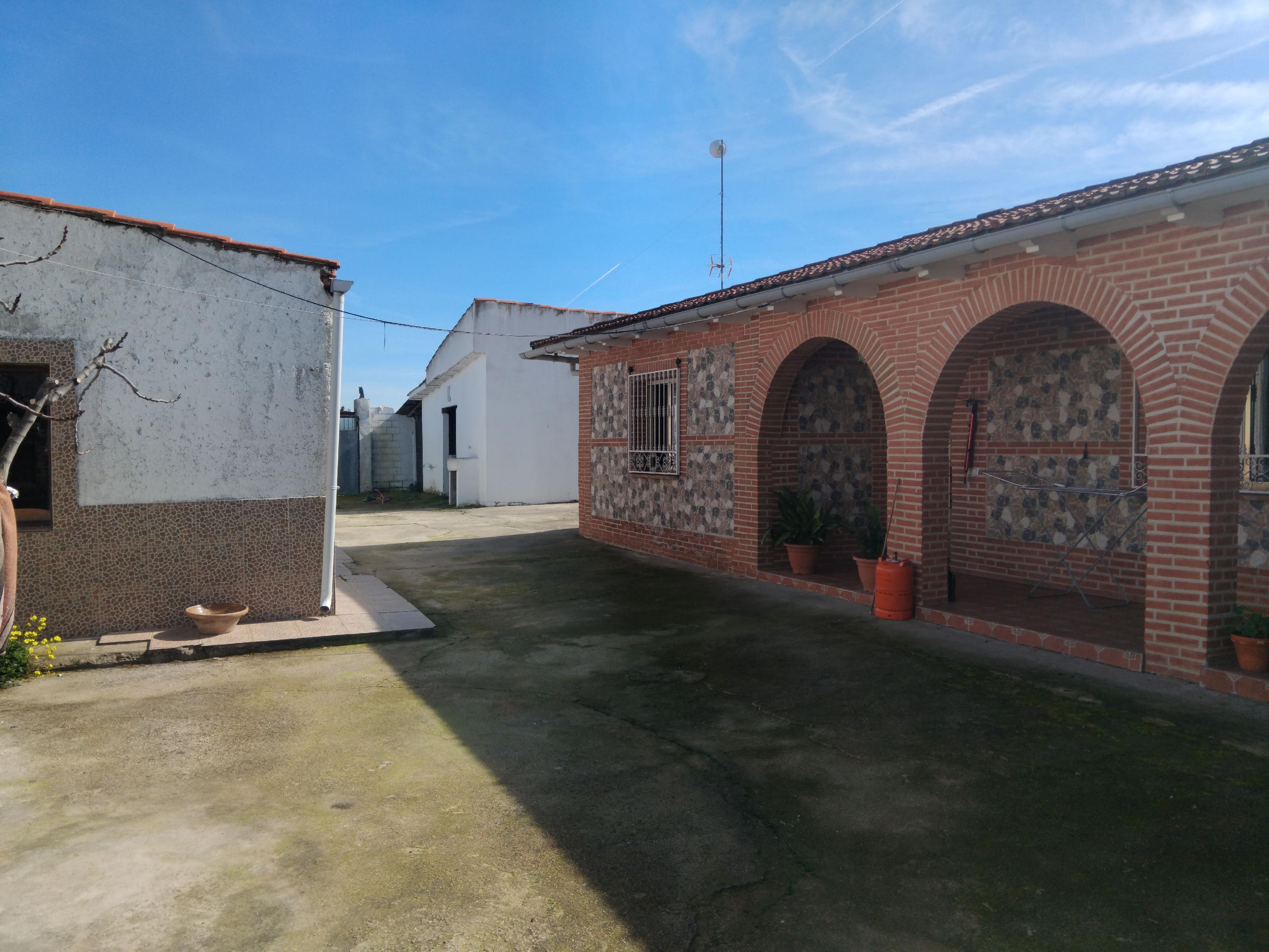 Imagen 2 Casa Aislada en venta en Navalmoral De La Mata / Cerca de Desguace Martín