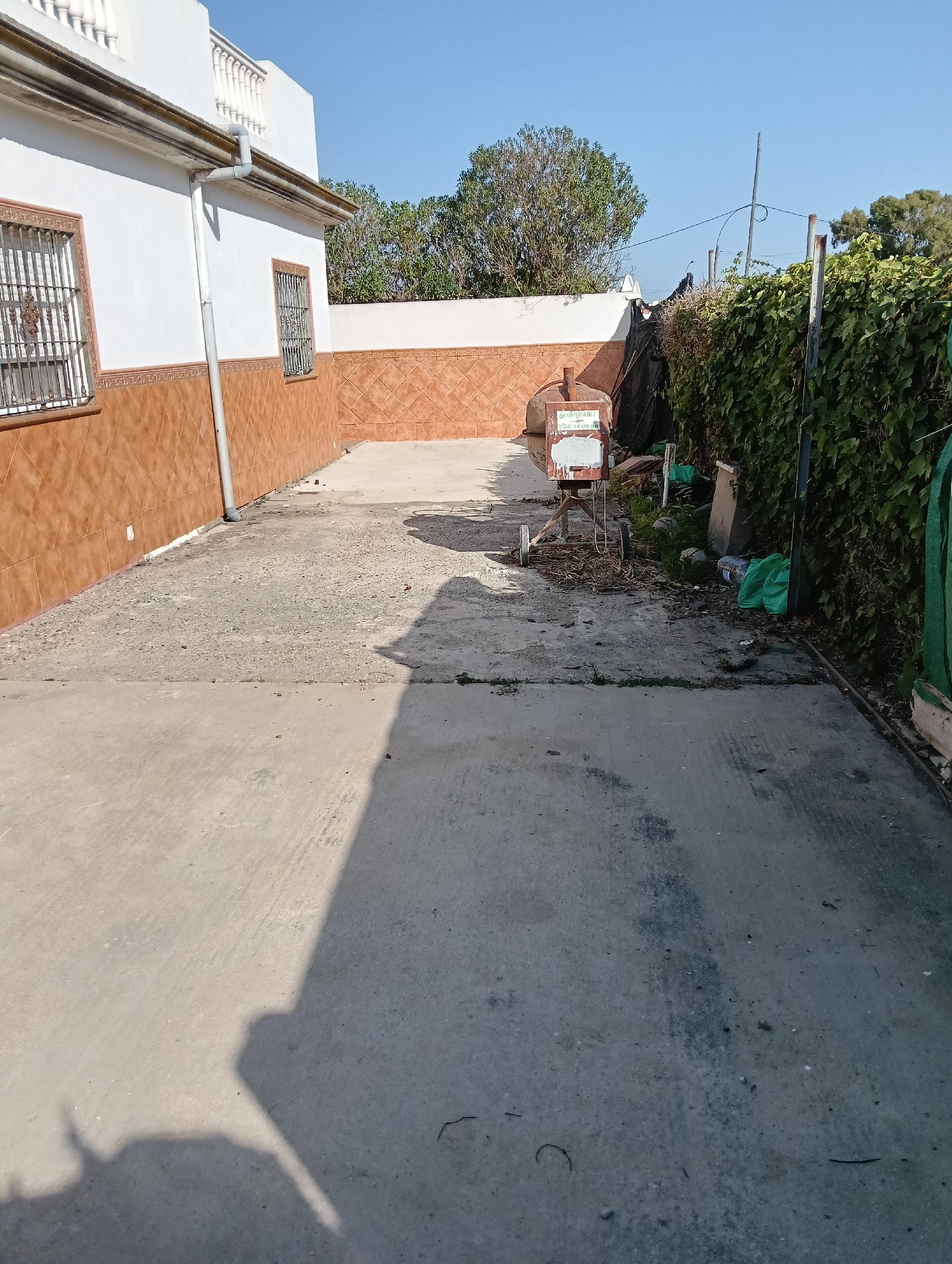 Imagen 4 Casa Aislada en venta en Chipiona / Situado a 500 m de la playa de las tres piedras.