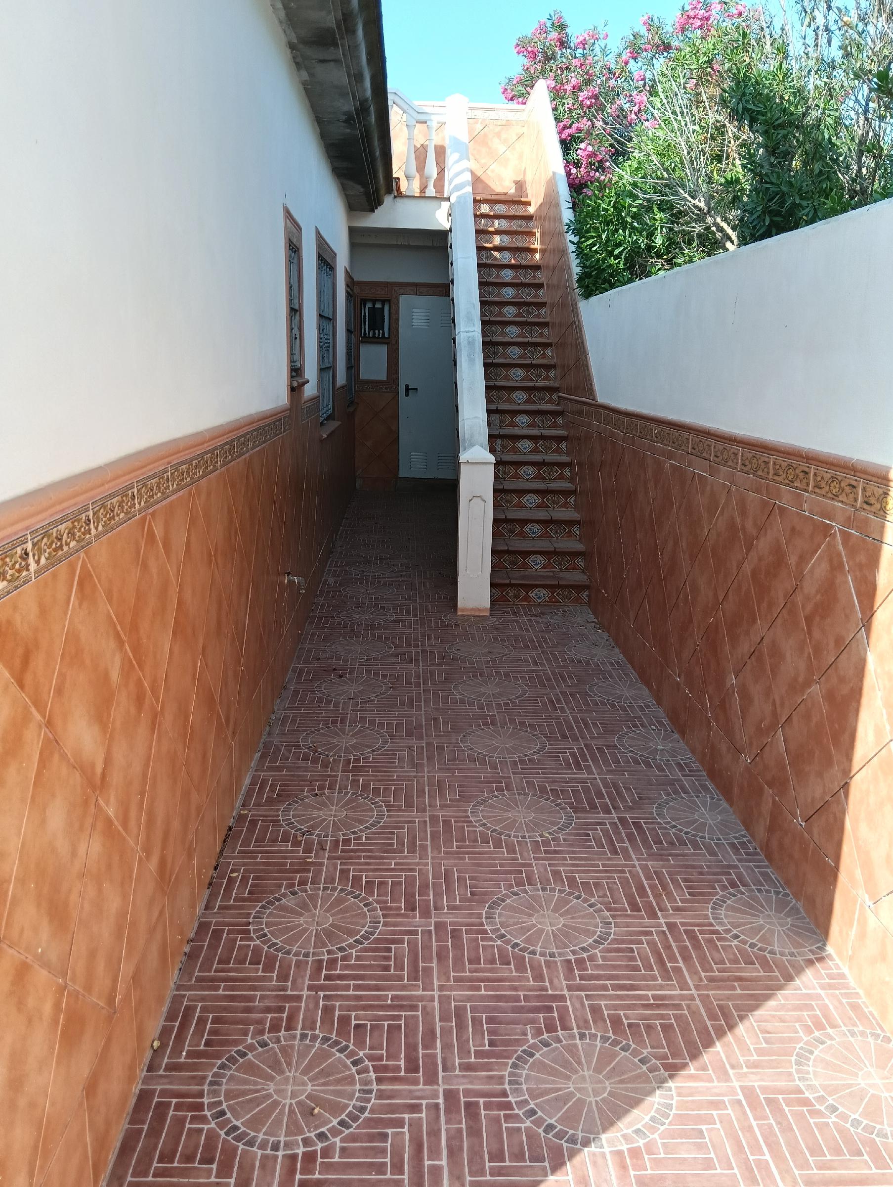 Imagen 13 Casa Aislada en venta en Chipiona / Situado a 500 m de la playa de las tres piedras.