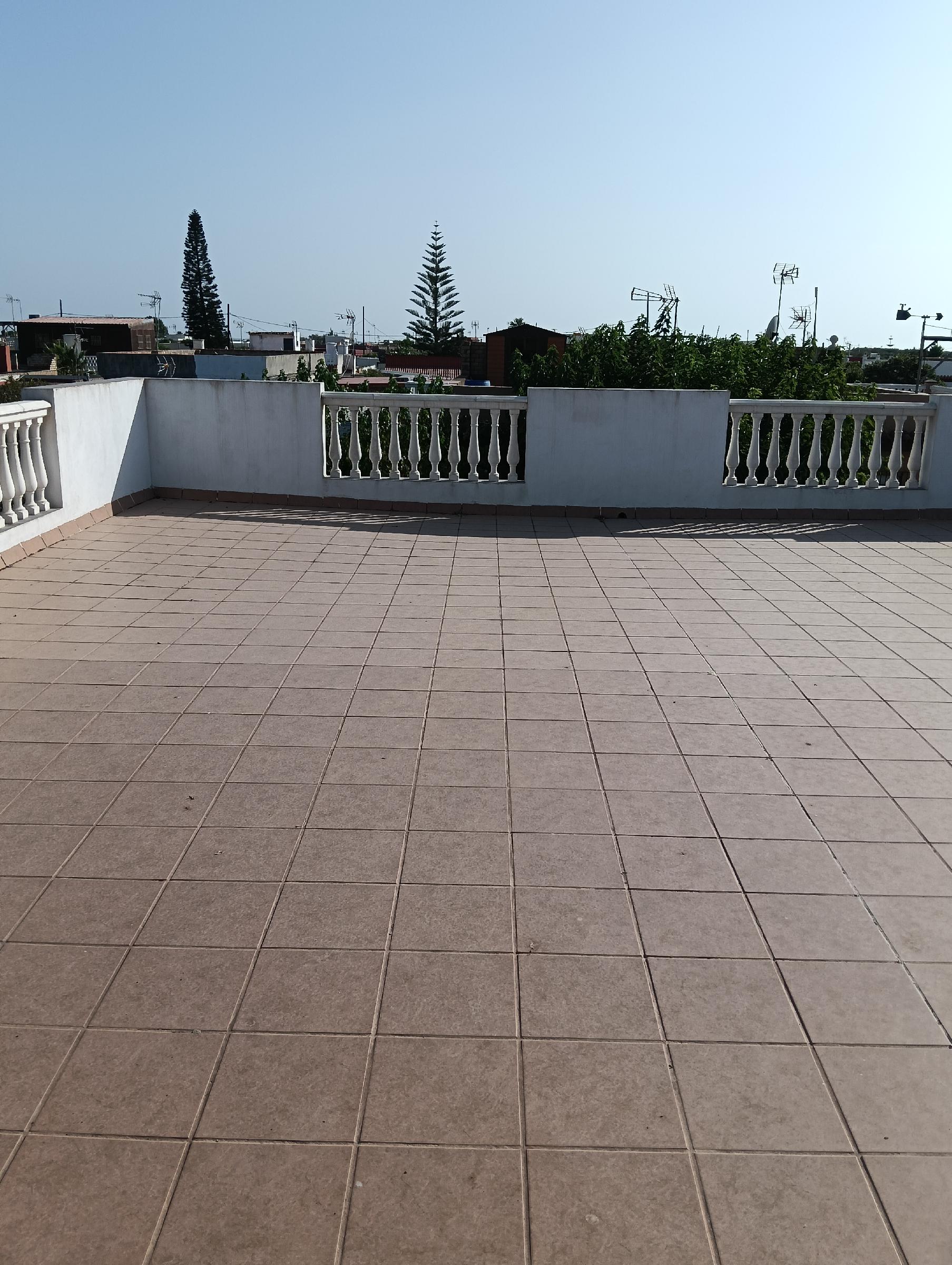 Imagen 14 Casa Aislada en venta en Chipiona / Situado a 500 m de la playa de las tres piedras.