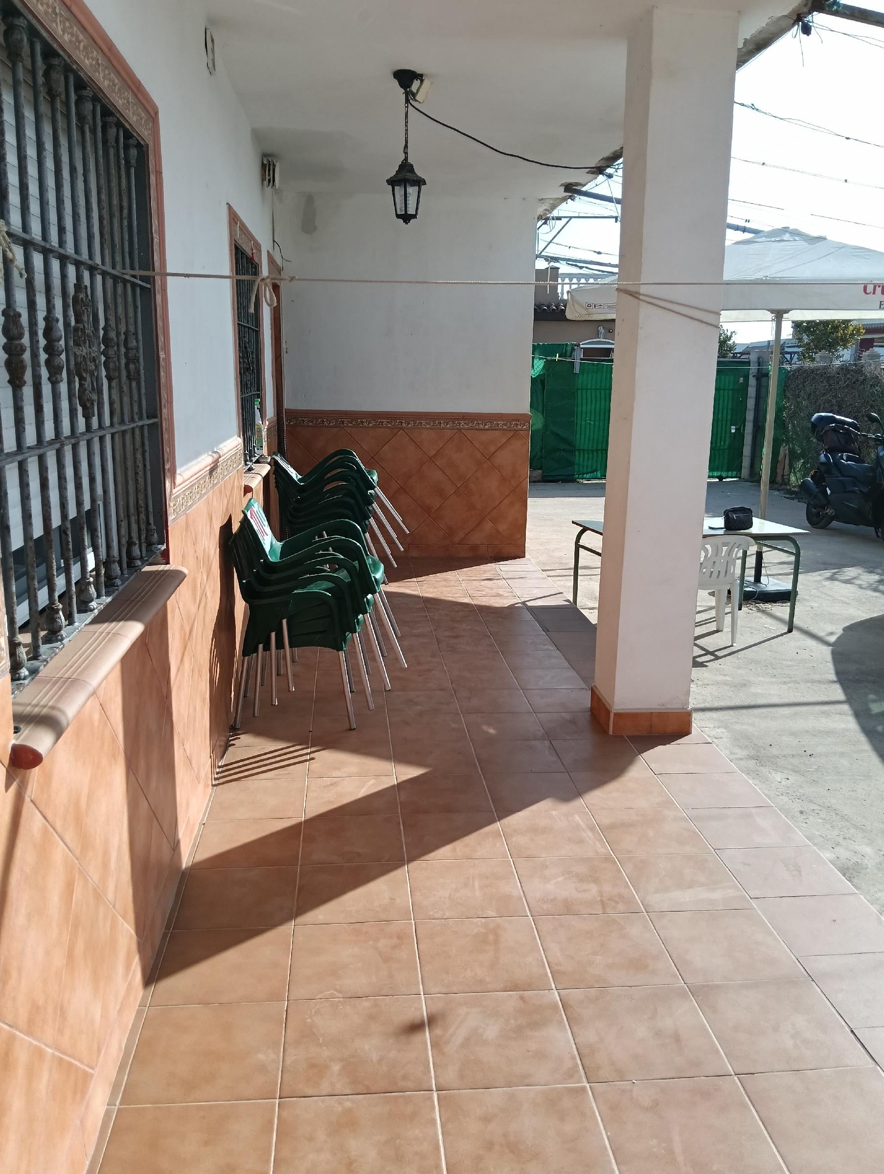 Imagen 3 Casa Aislada en venta en Chipiona / Situado a 500 m de la playa de las tres piedras.