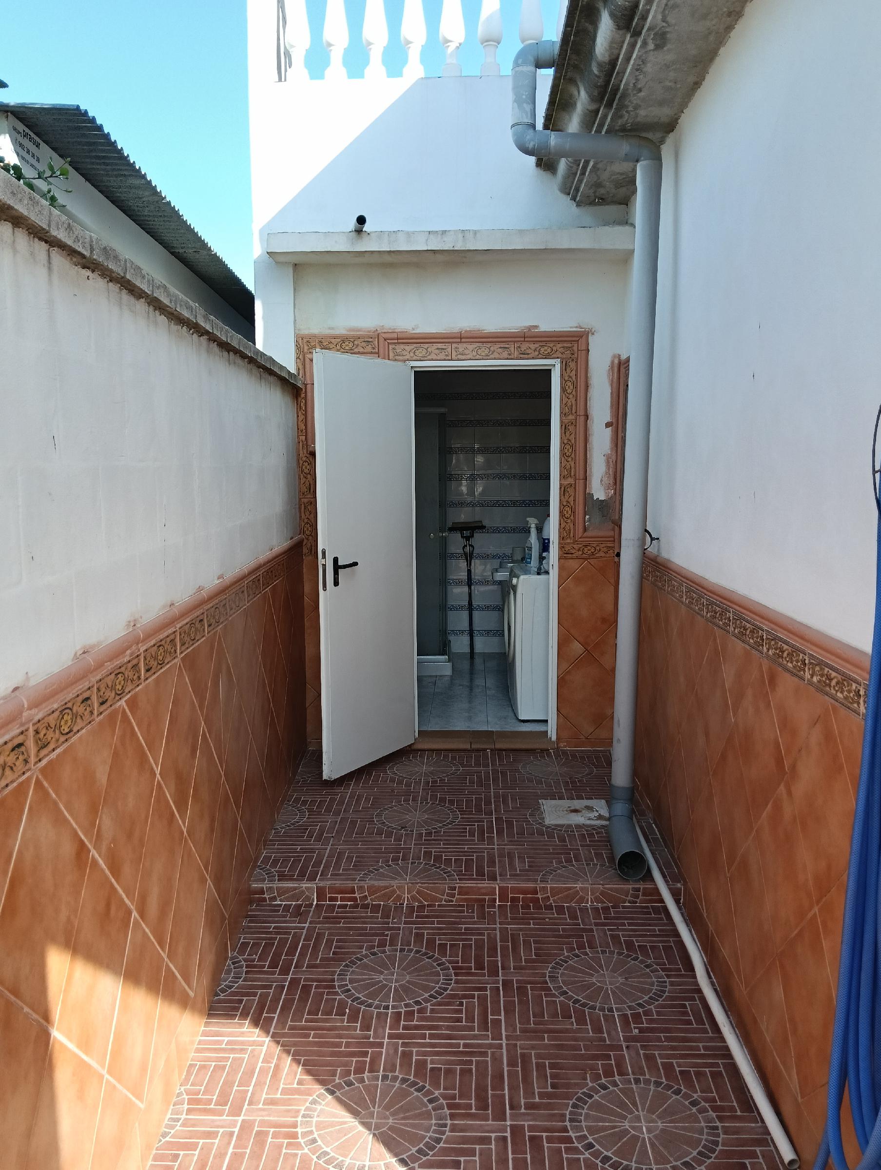 Imagen 20 Casa Aislada en venta en Chipiona / Situado a 500 m de la playa de las tres piedras.