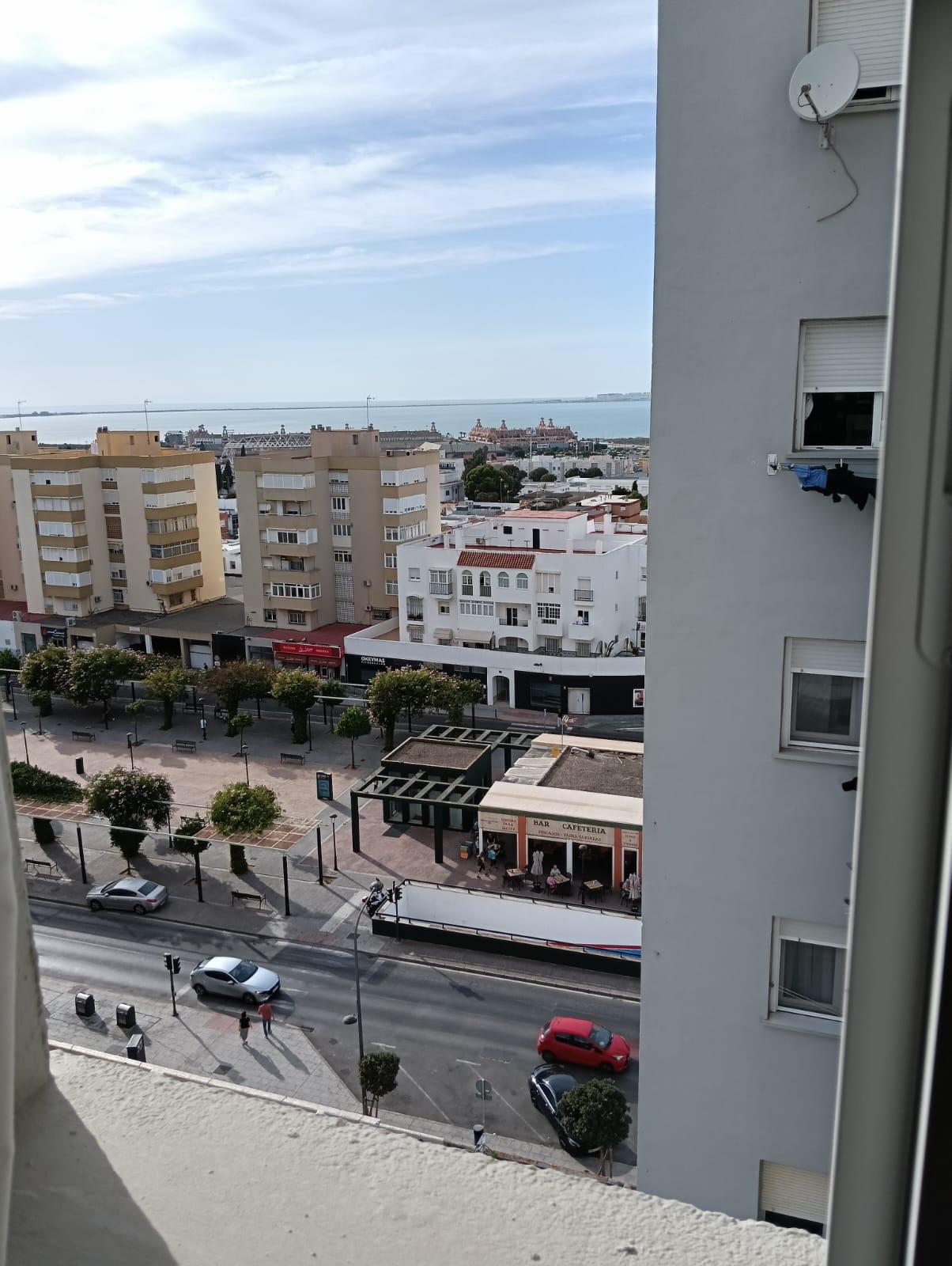 Imagen 7 Piso en venta en San Fernando / Ubicado en la zona de Reyes Católicos