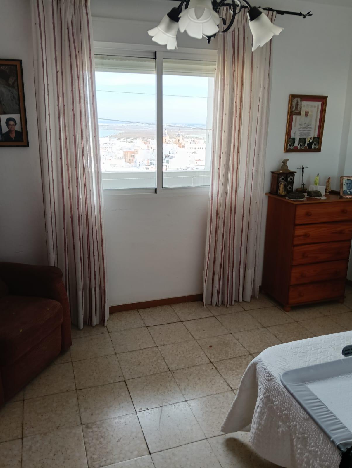 Imagen 8 Piso en venta en San Fernando / Ubicado en la zona de Reyes Católicos