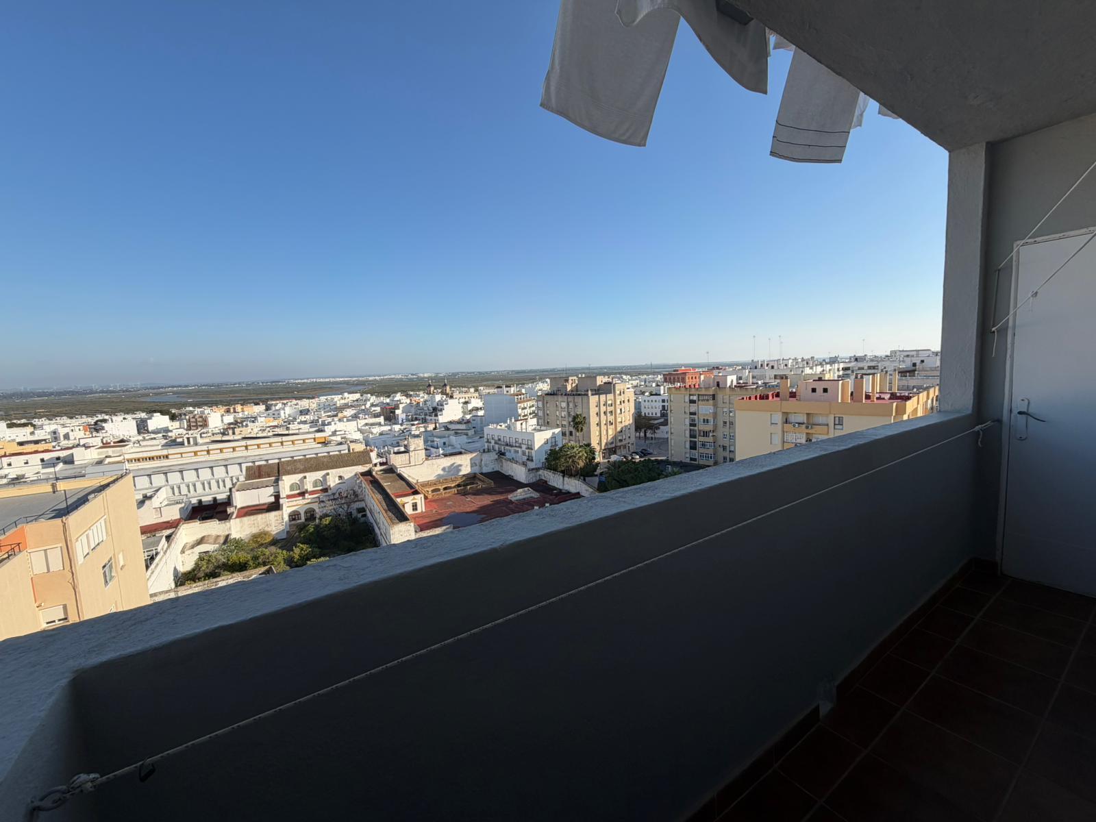 Imagen 19 Piso en venta en San Fernando / Ubicado en la zona de Reyes Católicos